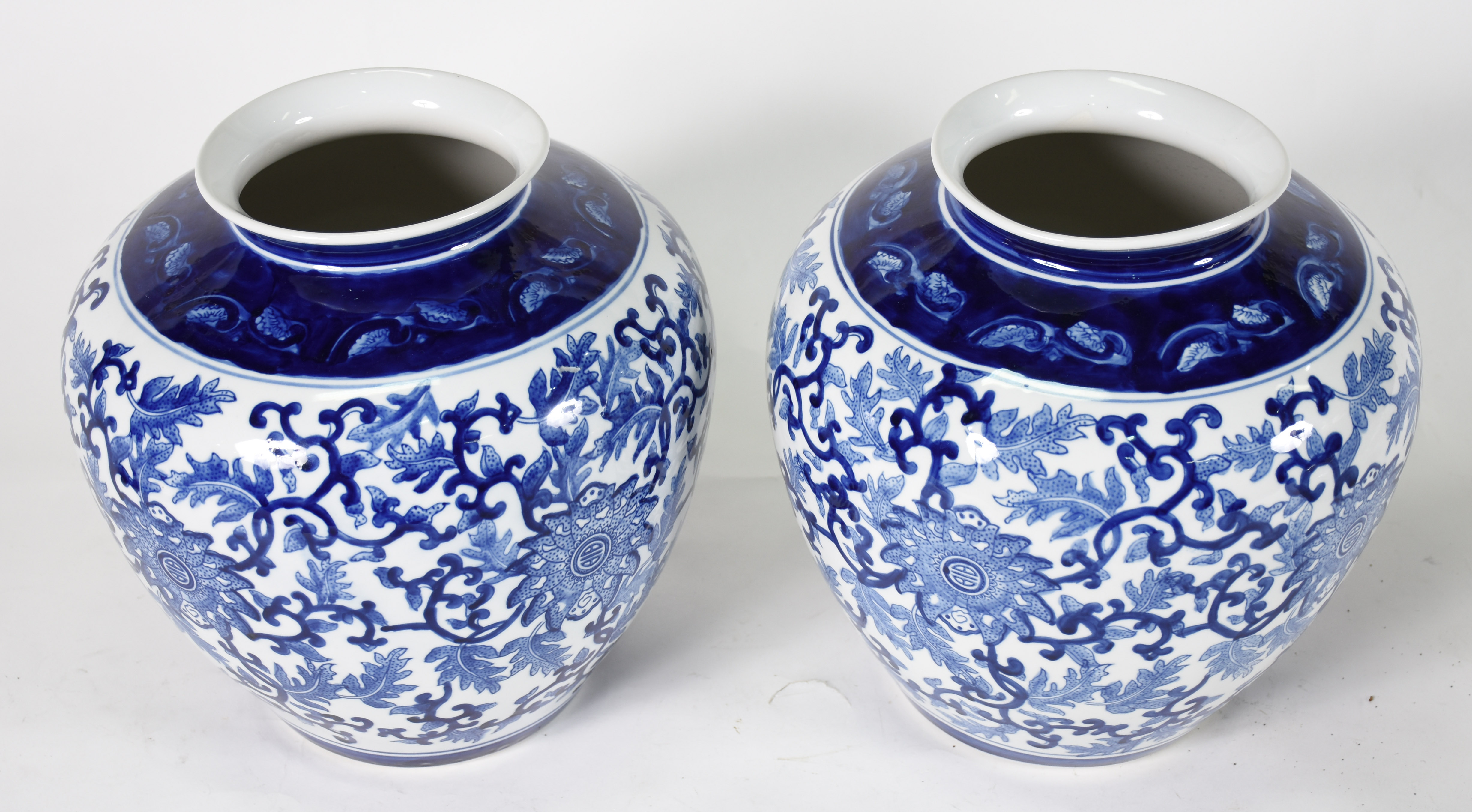 Par de vasos de porcelana branca e azul - foto 2 de 3