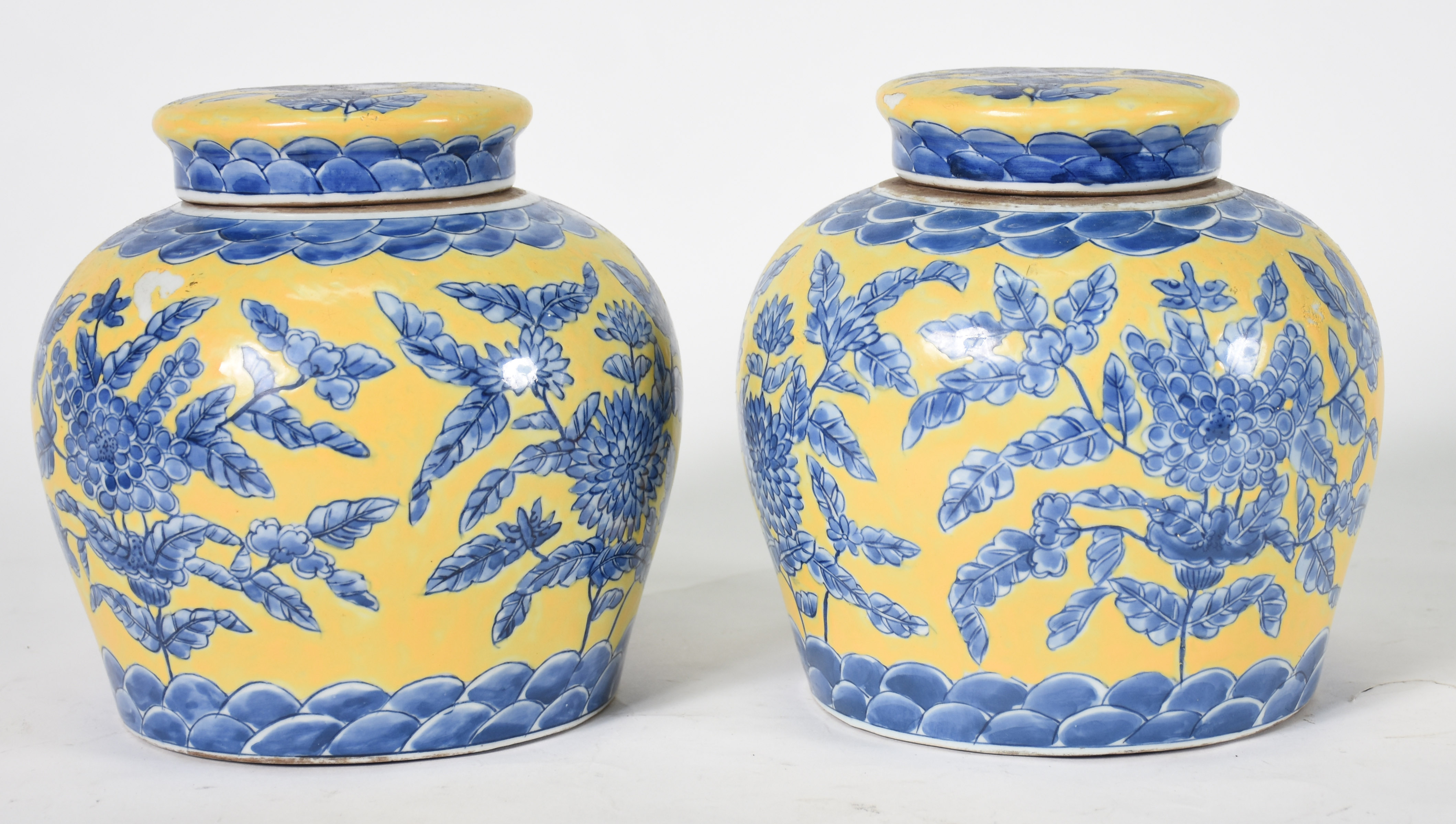 Par de potiches de porcelana oriental .( 1 com tinta soltando ) - foto 1 de 5