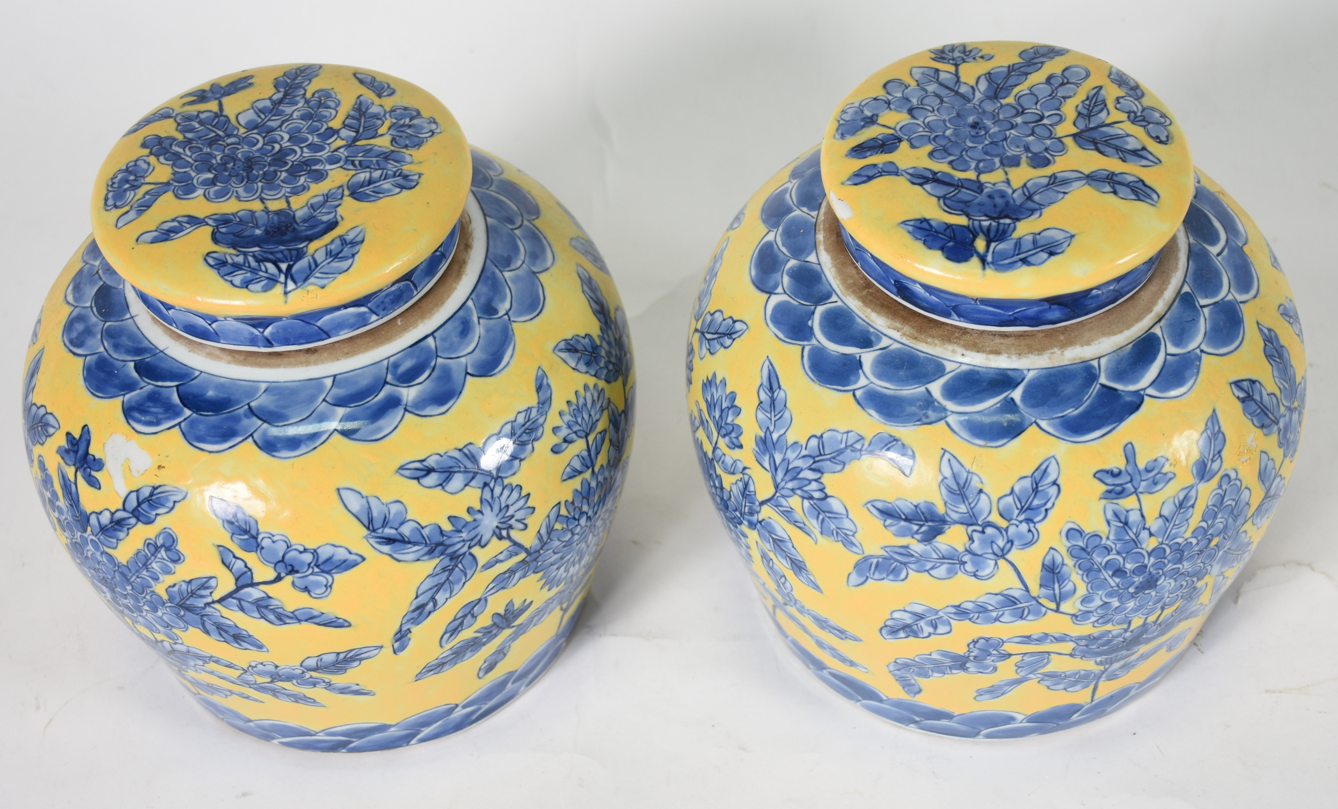Par de potiches de porcelana oriental .( 1 com tinta soltando ) - foto 2 de 5