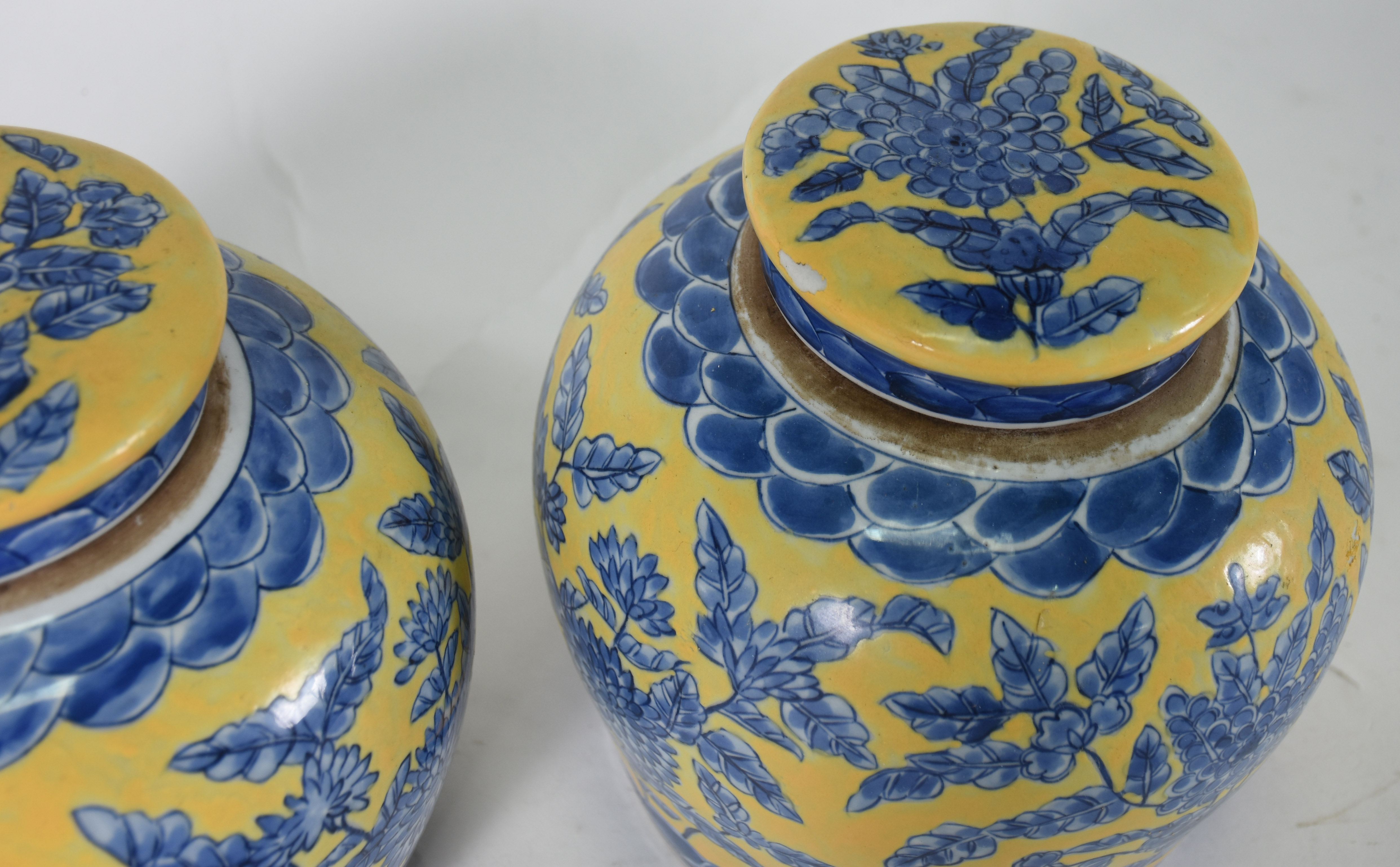 Par de potiches de porcelana oriental .( 1 com tinta soltando ) - foto 4 de 5