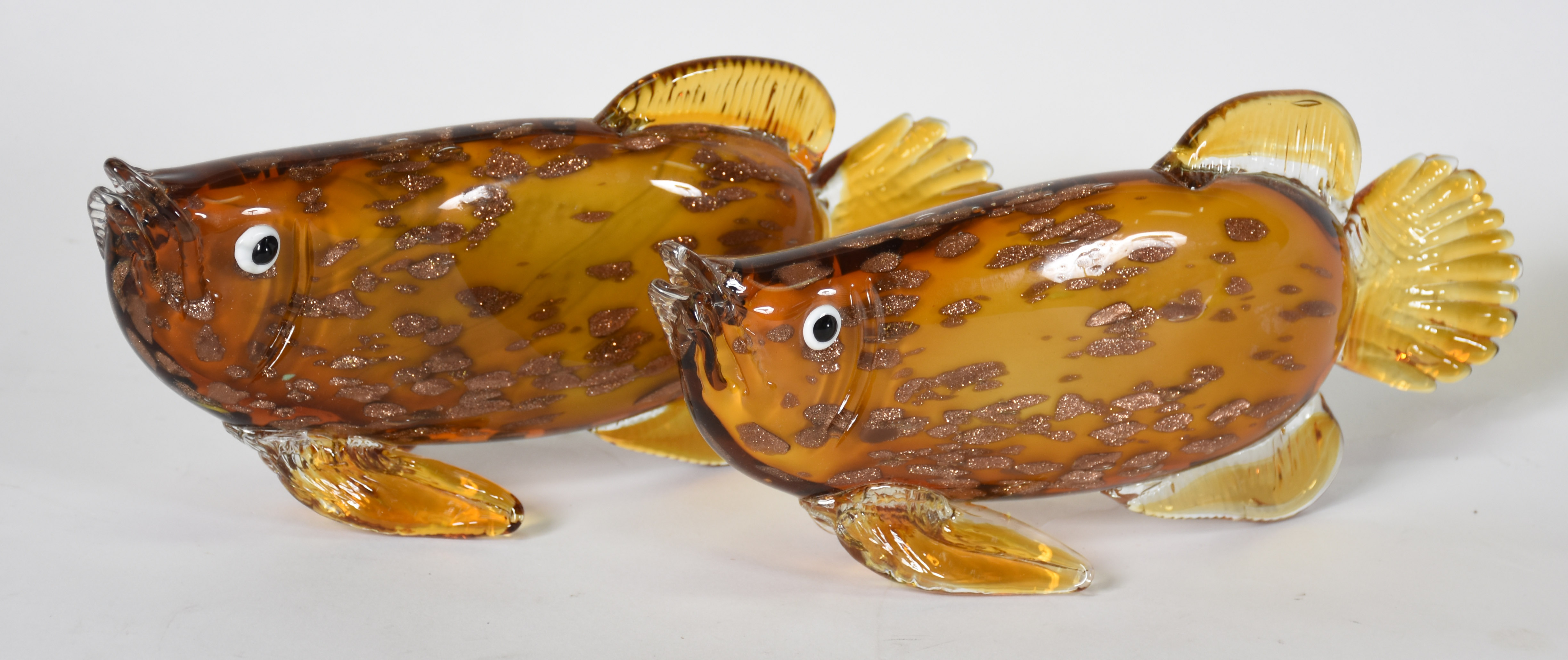 Par de peixes de Murano na cor âmbar com pó de ouro. - foto 1 de 2