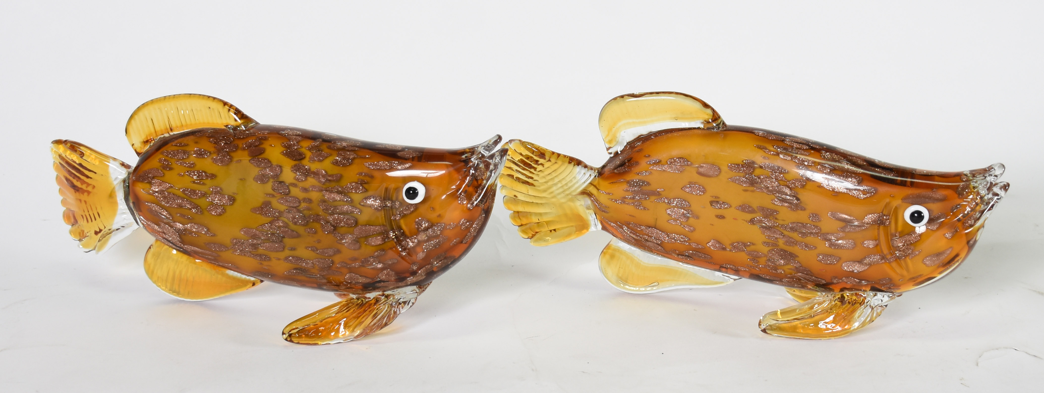 Par de peixes de Murano na cor âmbar com pó de ouro. - foto 2 de 2