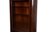 Vitrine de madeira nobre com filetado, cantos f... - Vitrine de madeira nobre com filetado, cantos frontais chanfrados, porta de vidro com 3 prateleiras internas de vidro e gaveta externa. Medidas ...