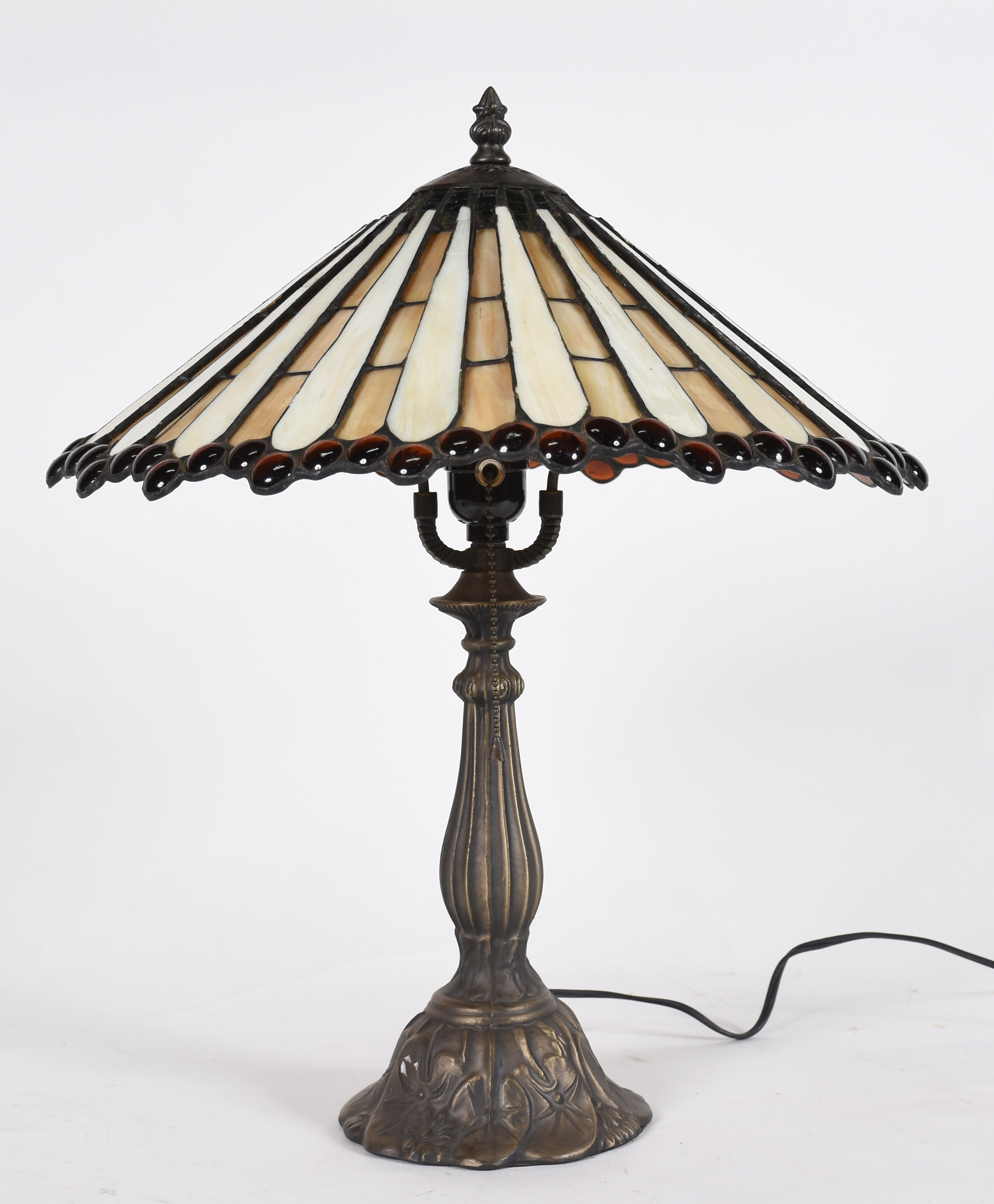 Abatjour estilo Tiffany com base de metal e cúpula em placas de pasta... - foto 2 de 4