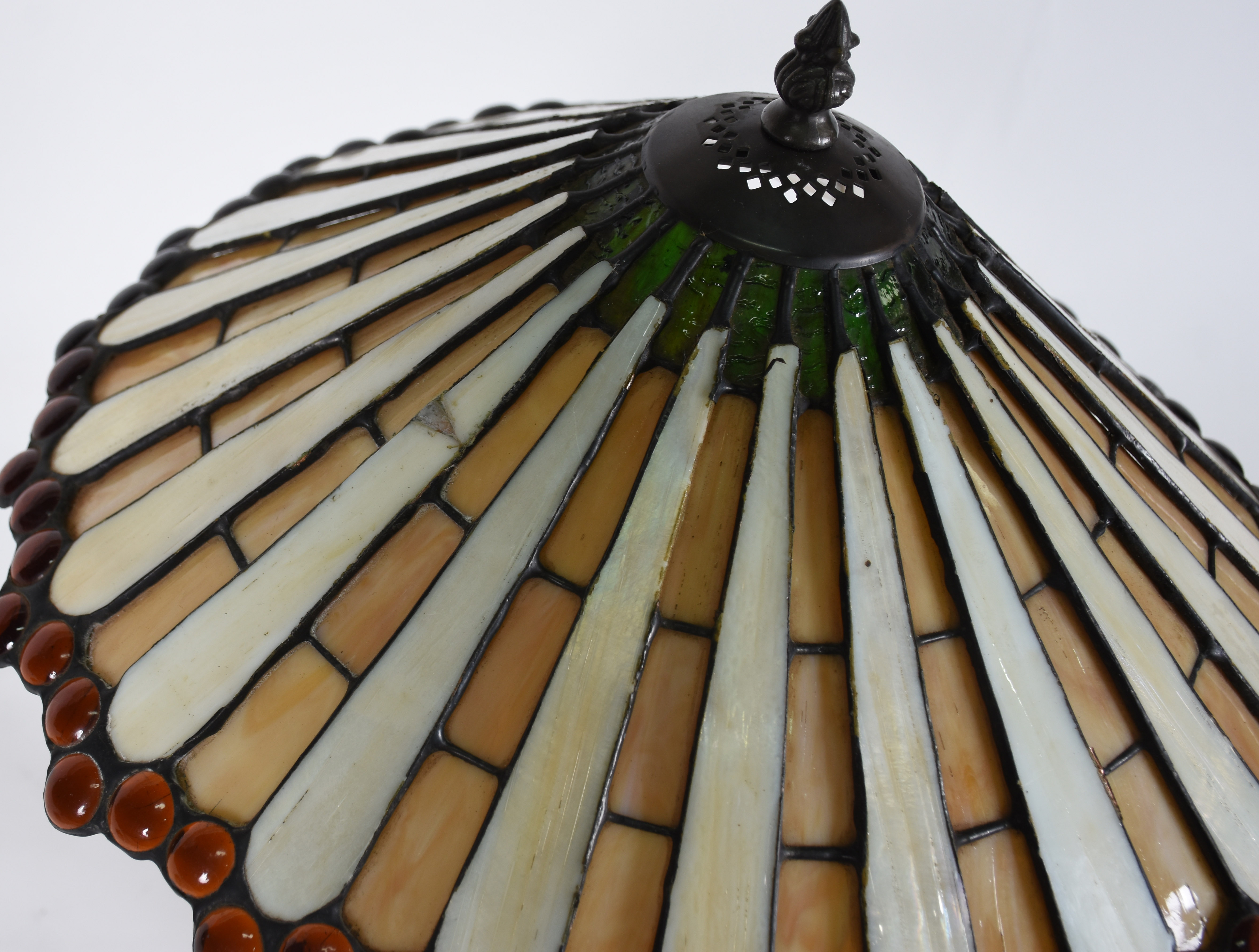 Abatjour estilo Tiffany com base de metal e cúpula em placas de pasta... - foto 4 de 4