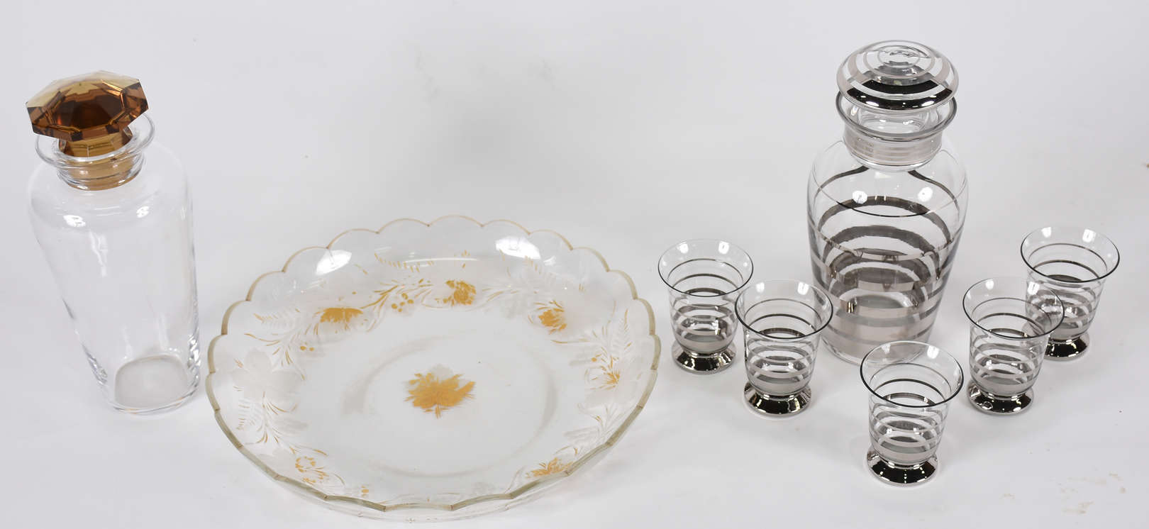 Três peças de cristal diversas sendo , prato com borda ondulada e 2... - foto 1 de 4