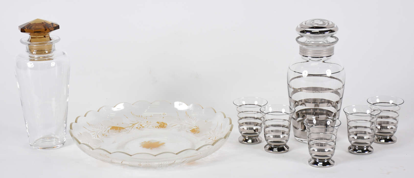 Três peças de cristal diversas sendo , prato com borda ondulada e 2... - foto 2 de 4