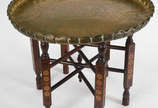 Mesa oriental com tampo de metal dourado e base... - Mesa oriental com tampo de metal dourado e base  de madeira articulada .