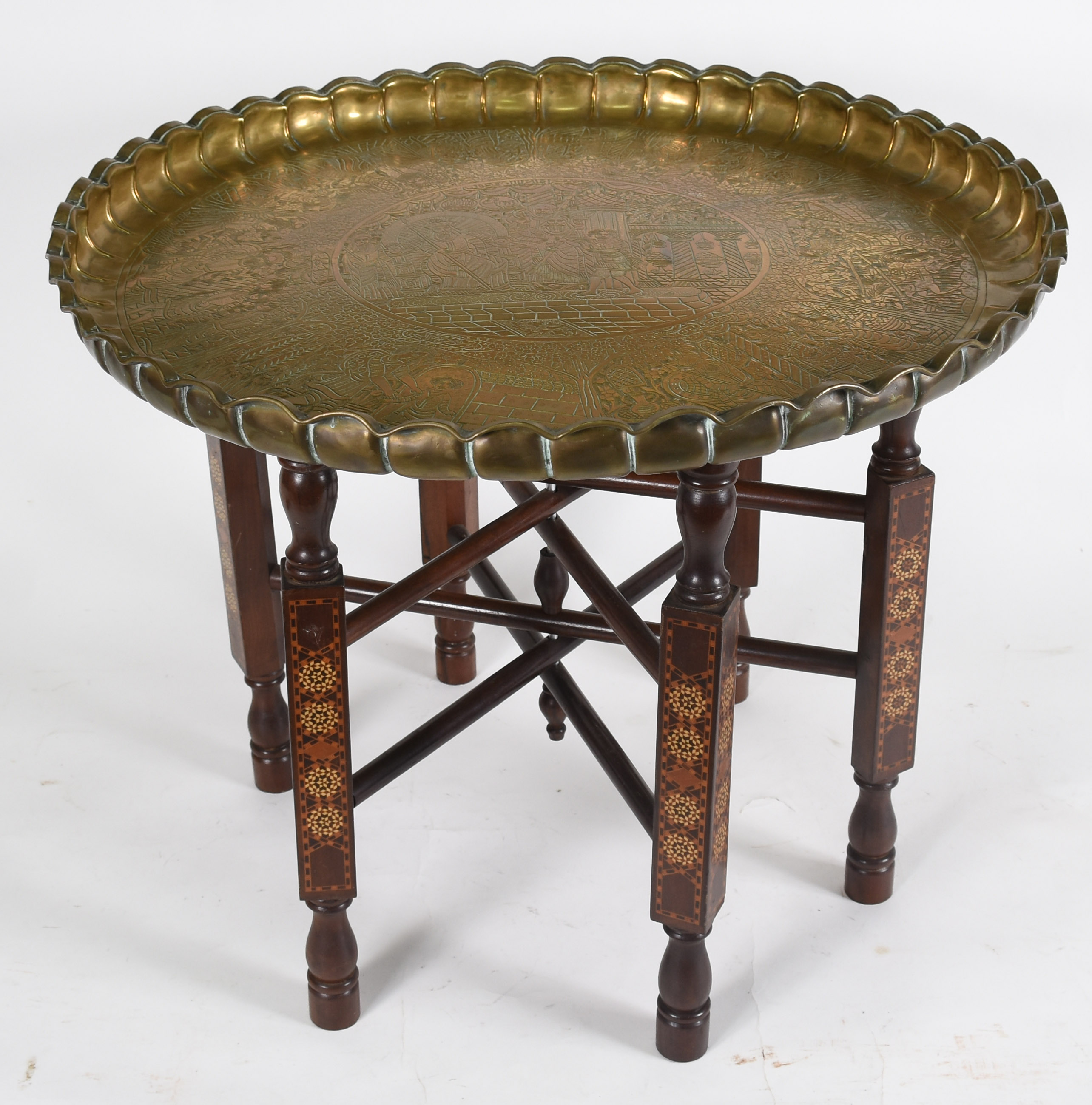 Mesa oriental com tampo de metal dourado e base de madeira articulada... - foto 1 de 3