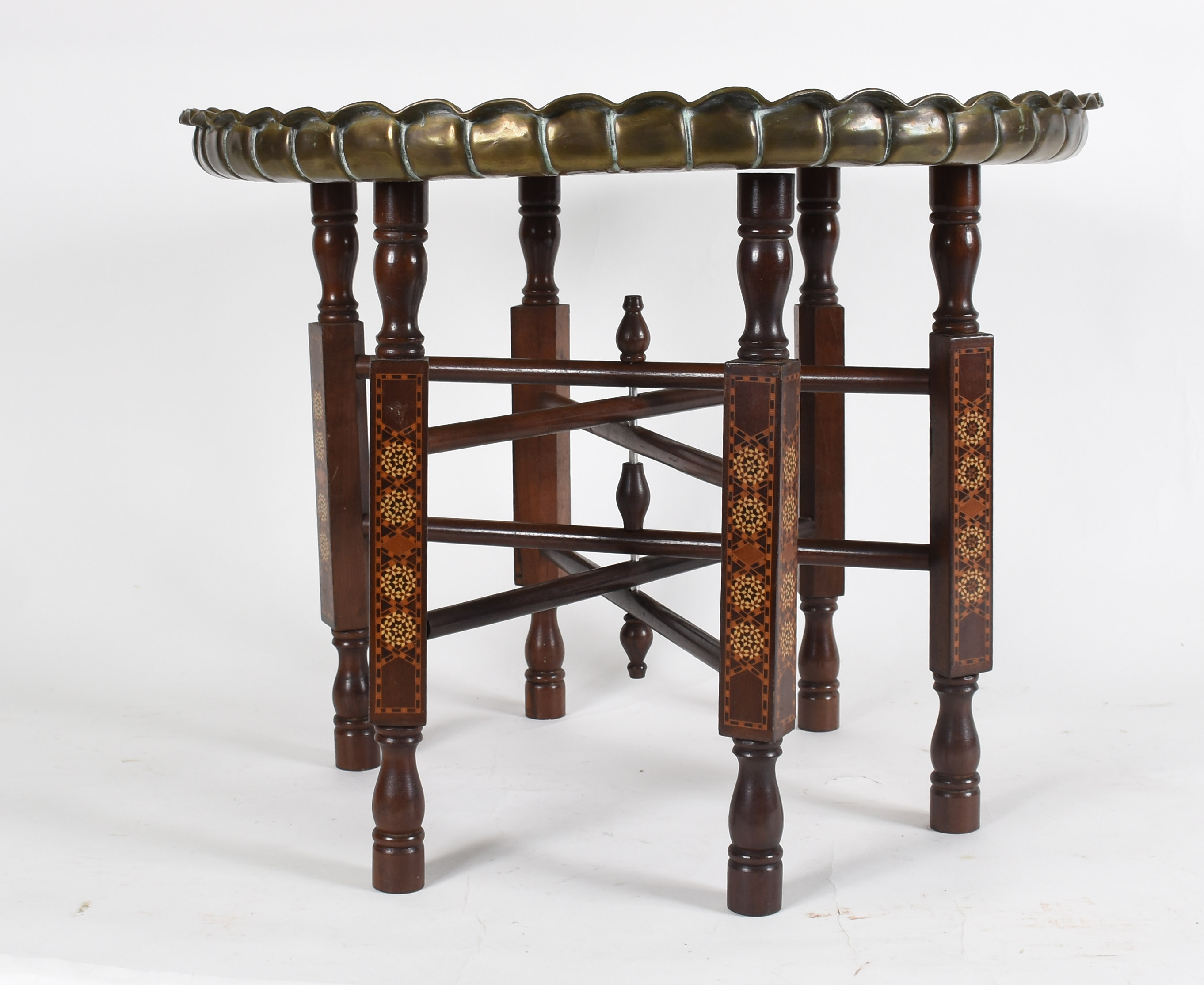 Mesa oriental com tampo de metal dourado e base de madeira articulada... - foto 2 de 3