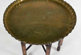 Mesa oriental com tampo de metal dourado e base... - Mesa oriental com tampo de metal dourado e base  de madeira articulada .