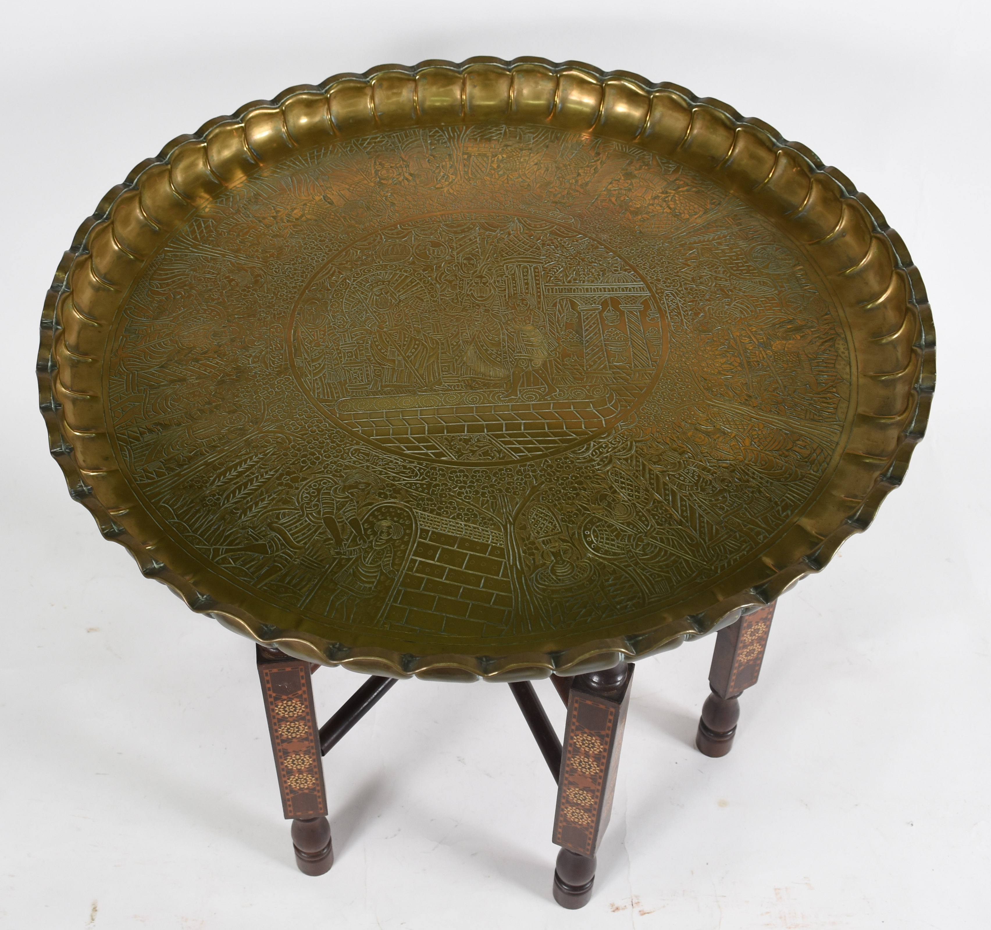Mesa oriental com tampo de metal dourado e base de madeira articulada... - foto 3 de 3