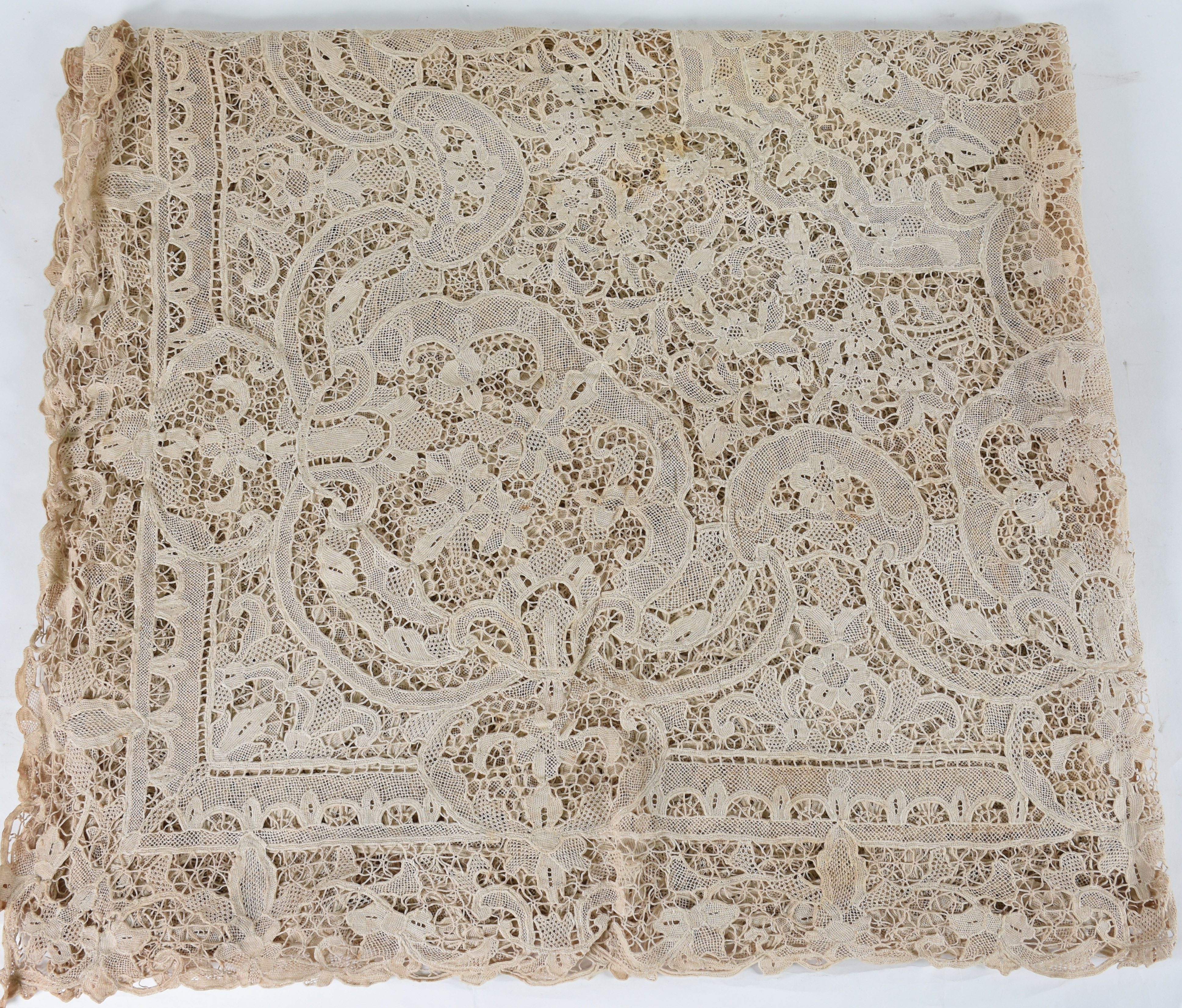 Toalha de mesa de renda bege ( com manchas )