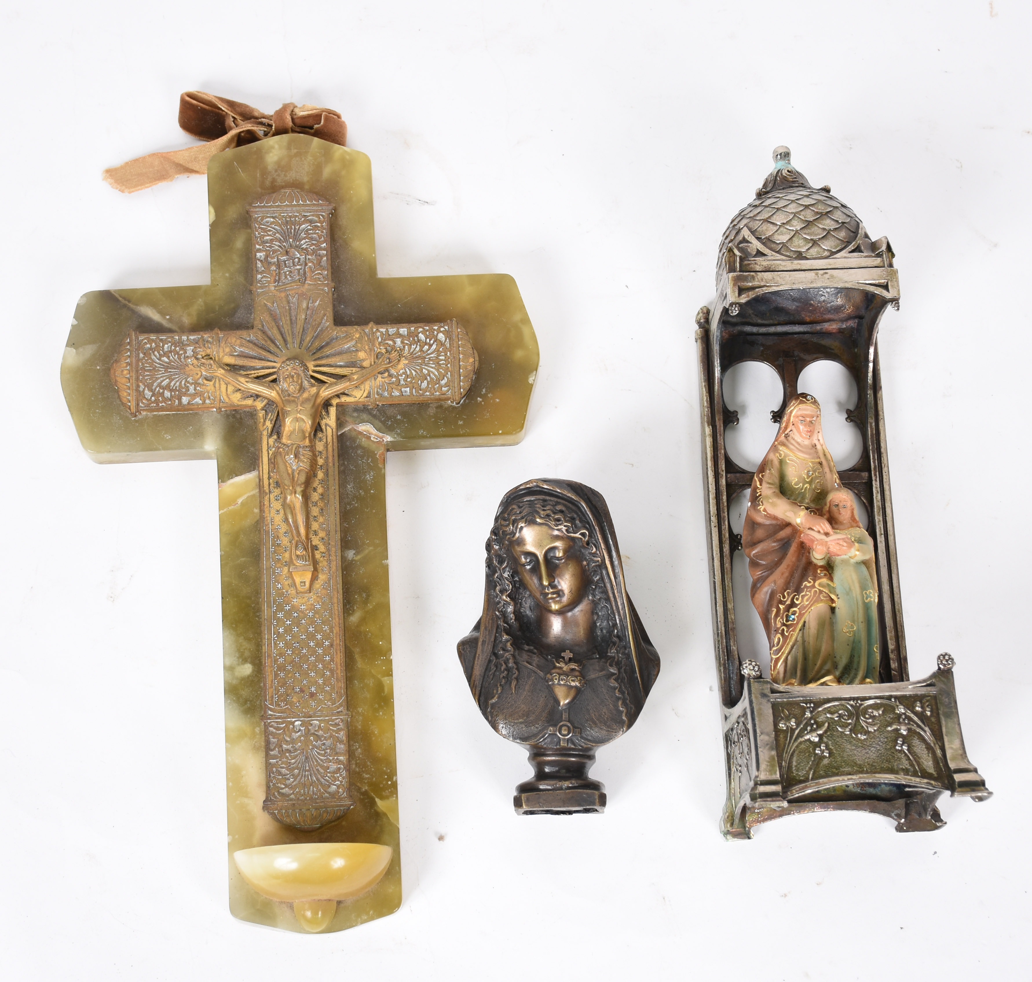 Tres peças diversas, sendo: Crucifixo de ônix com Cristo de bronze... - foto 1 de 5