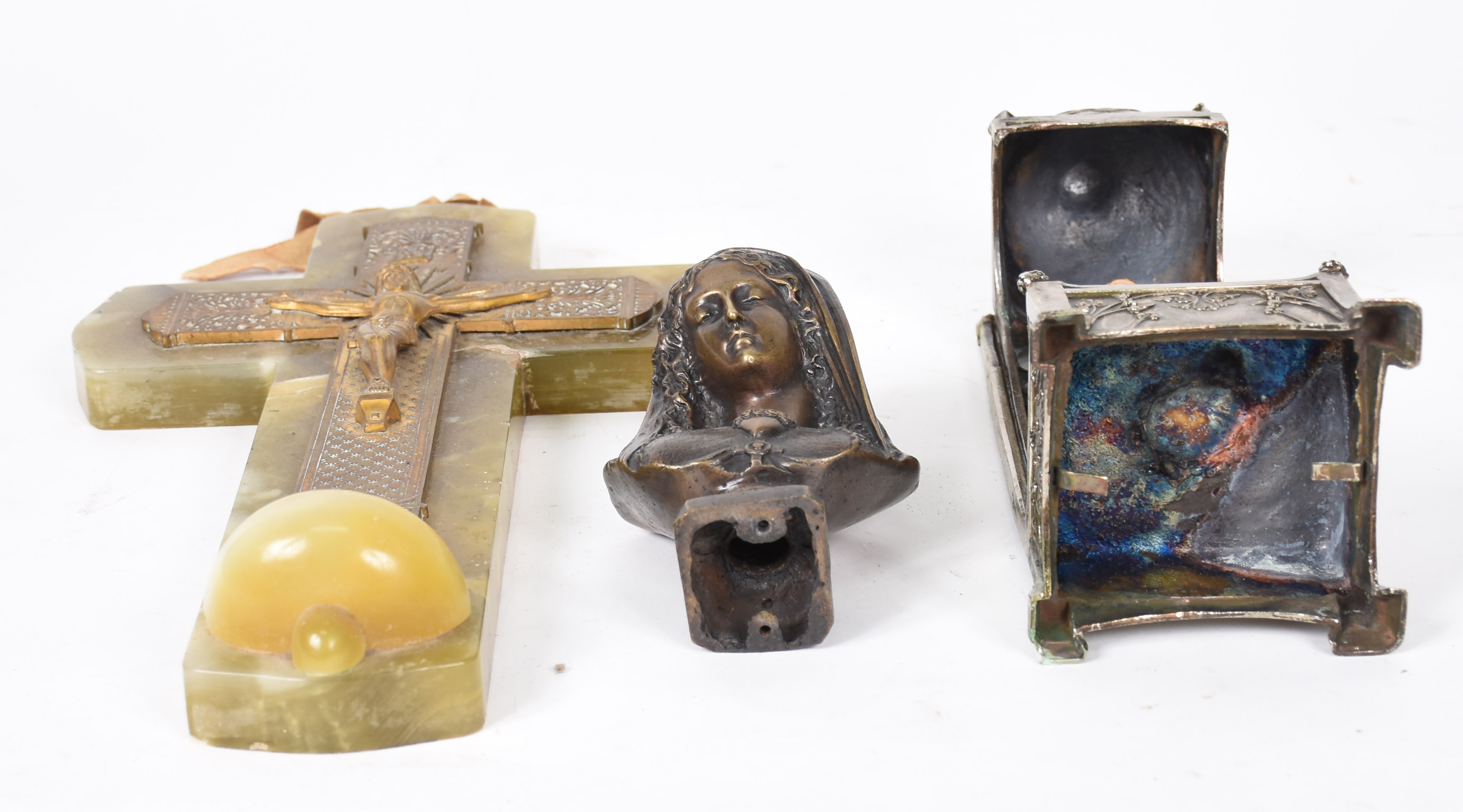Tres peças diversas, sendo: Crucifixo de ônix com Cristo de bronze... - foto 3 de 5