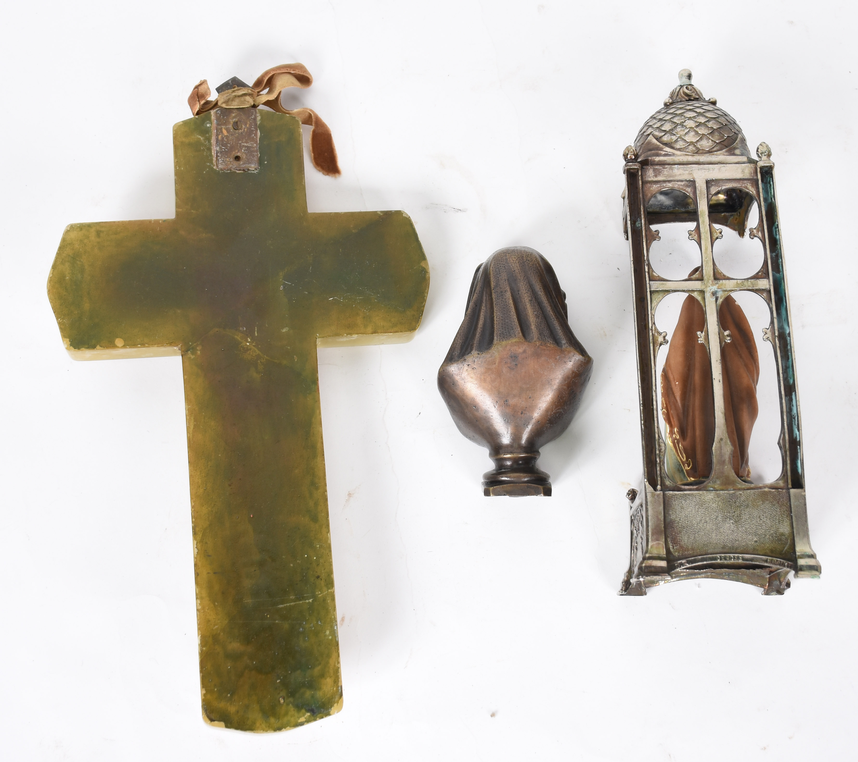 Tres peças diversas, sendo: Crucifixo de ônix com Cristo de bronze... - foto 4 de 5