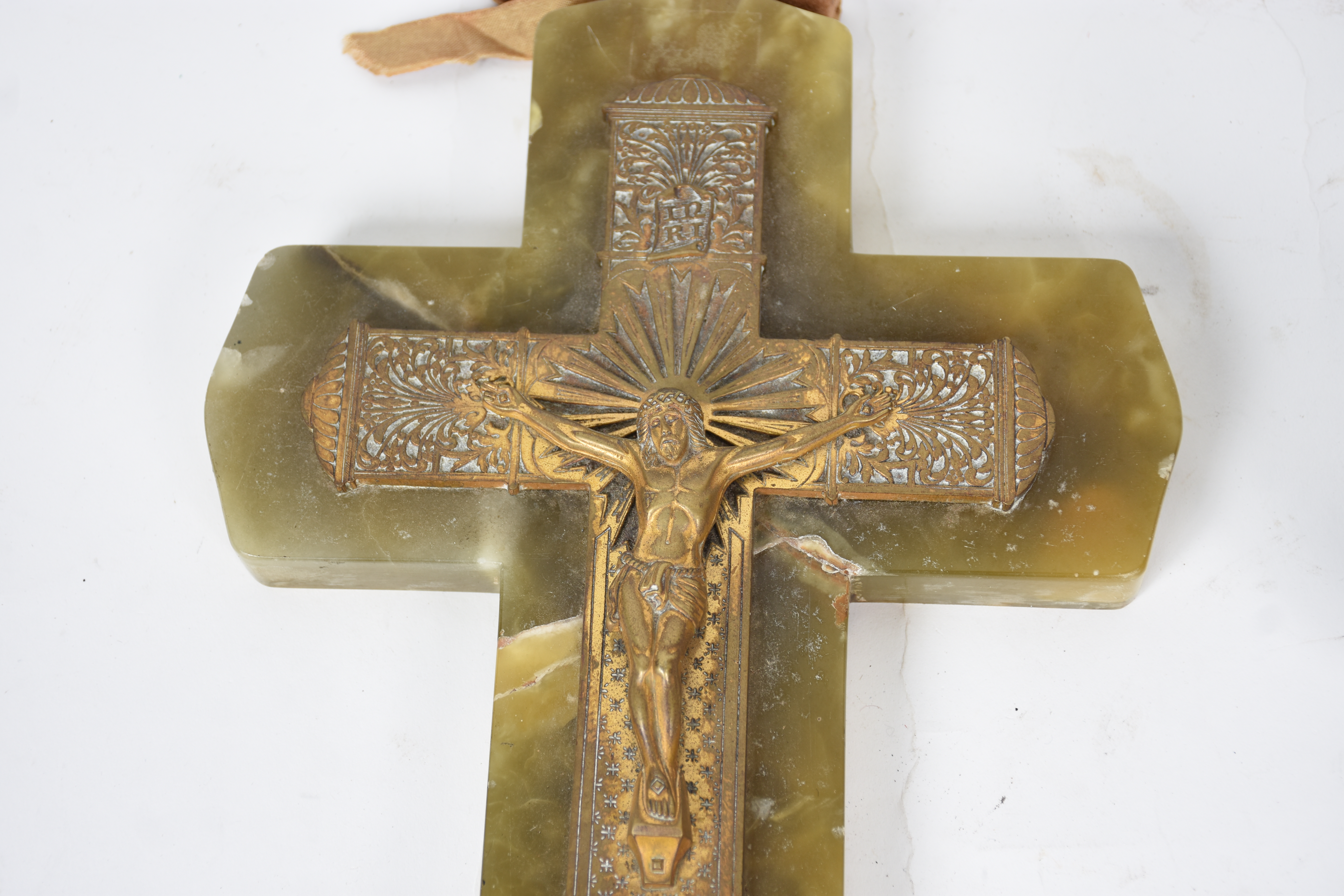 Tres peças diversas, sendo: Crucifixo de ônix com Cristo de bronze... - foto 5 de 5