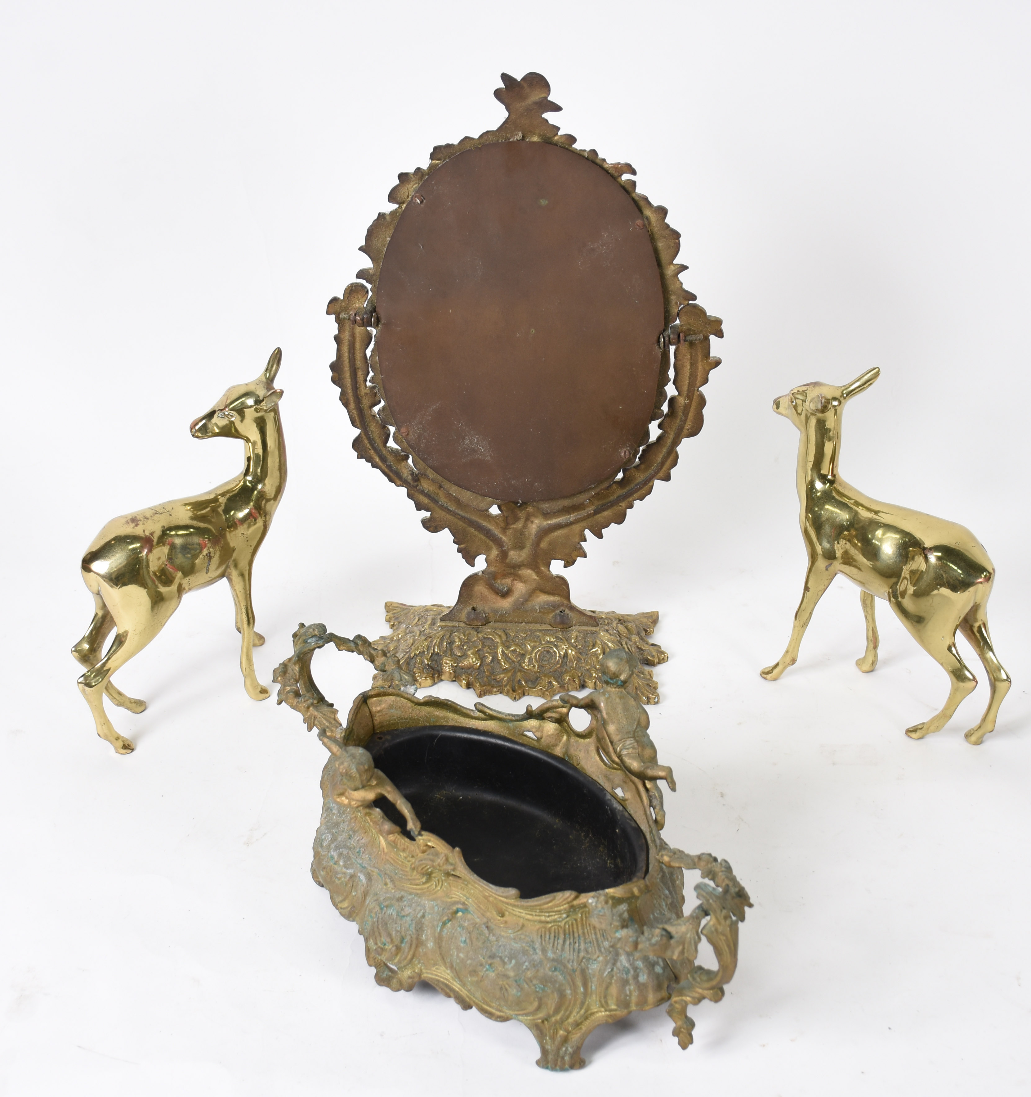 Diversas peças de metal dourado, sendo: espelho de mesa (espelho com... - foto 2 de 4