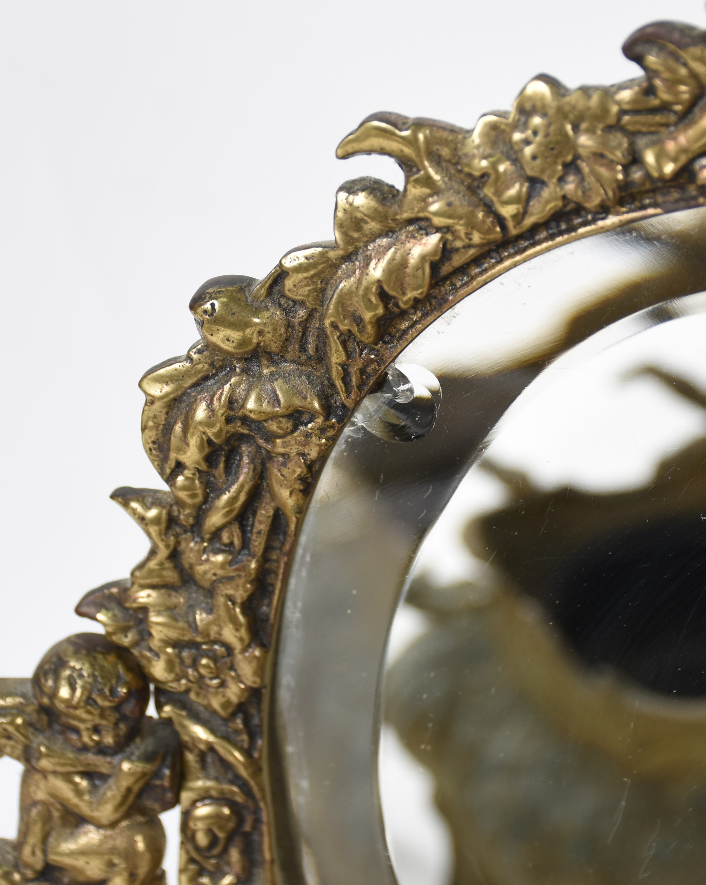Diversas peças de metal dourado, sendo: espelho de mesa (espelho com... - foto 3 de 4