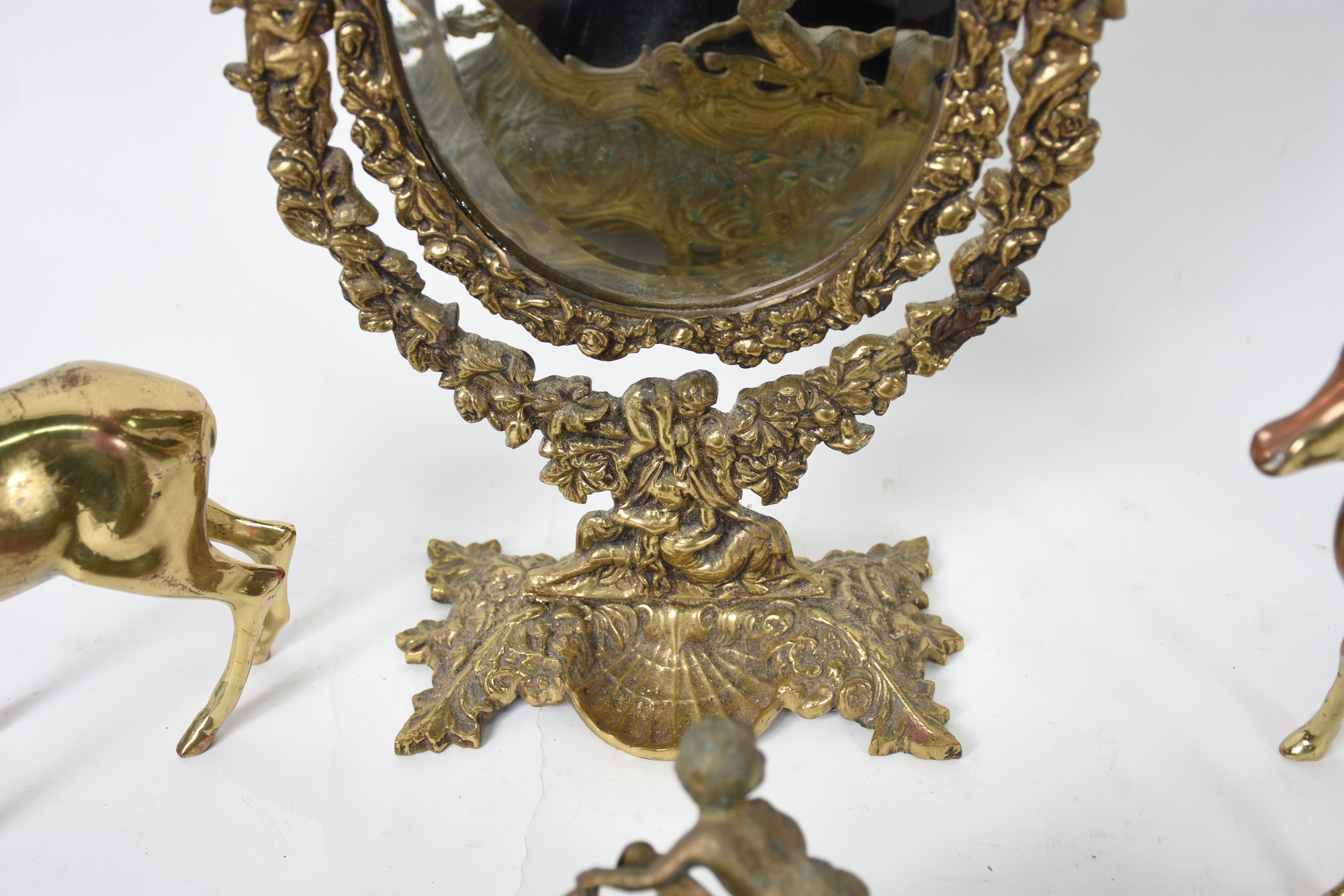 Diversas peças de metal dourado, sendo: espelho de mesa (espelho com... - foto 4 de 4
