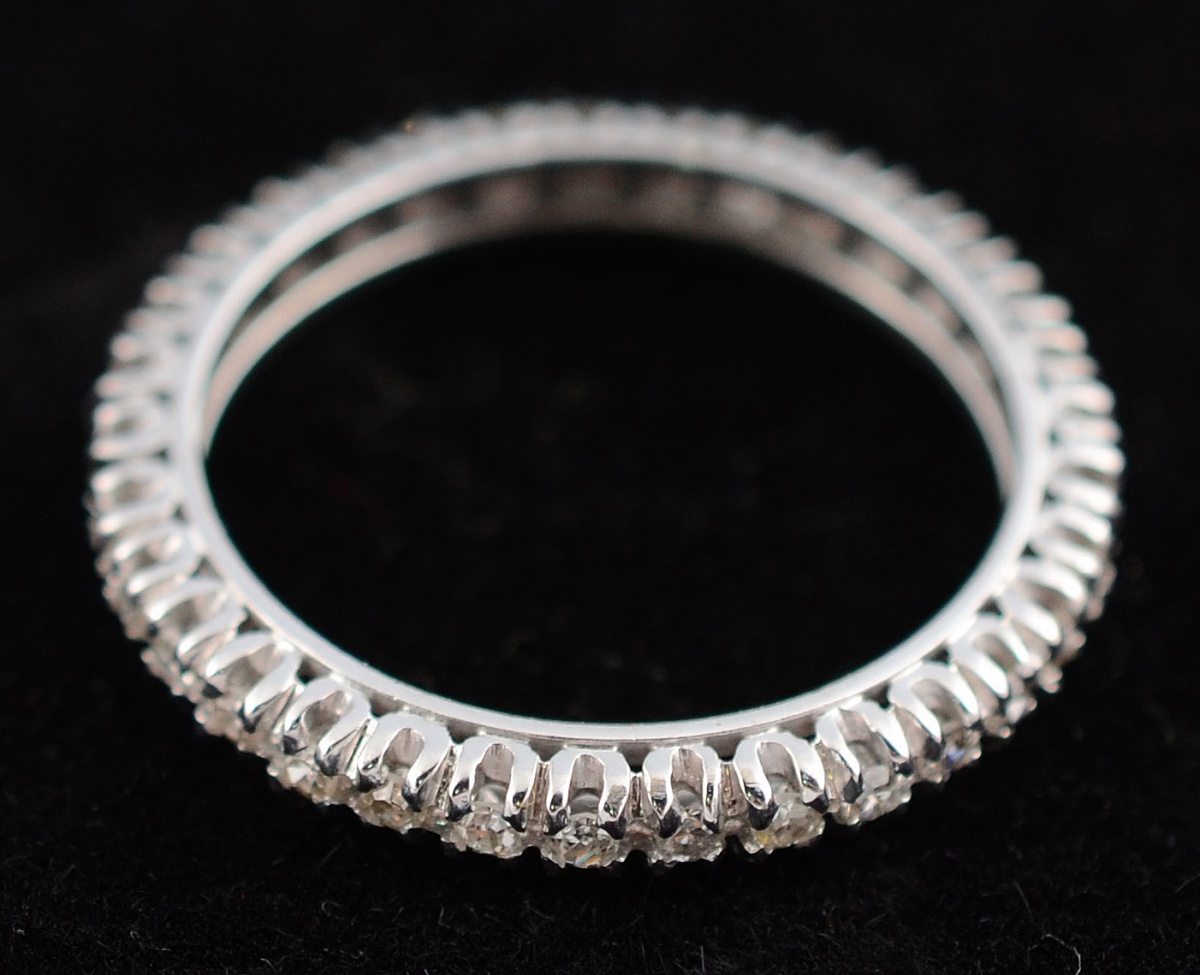 Aliança completa de ouro branco com aproximadamente 0.90 ct de...