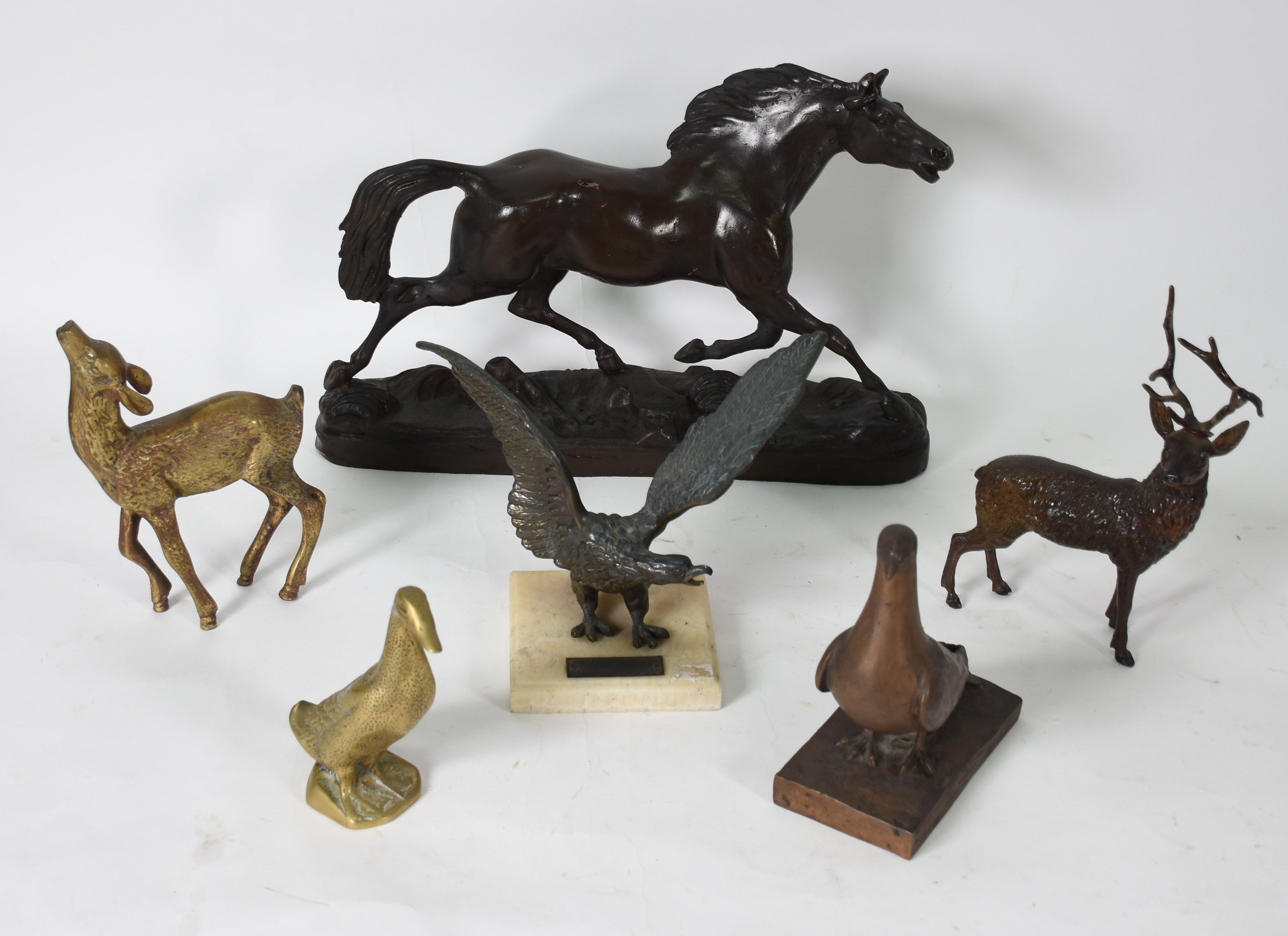Seis estatuetas de metal representando bichos (cavalo com pequeno... - foto 1 de 5