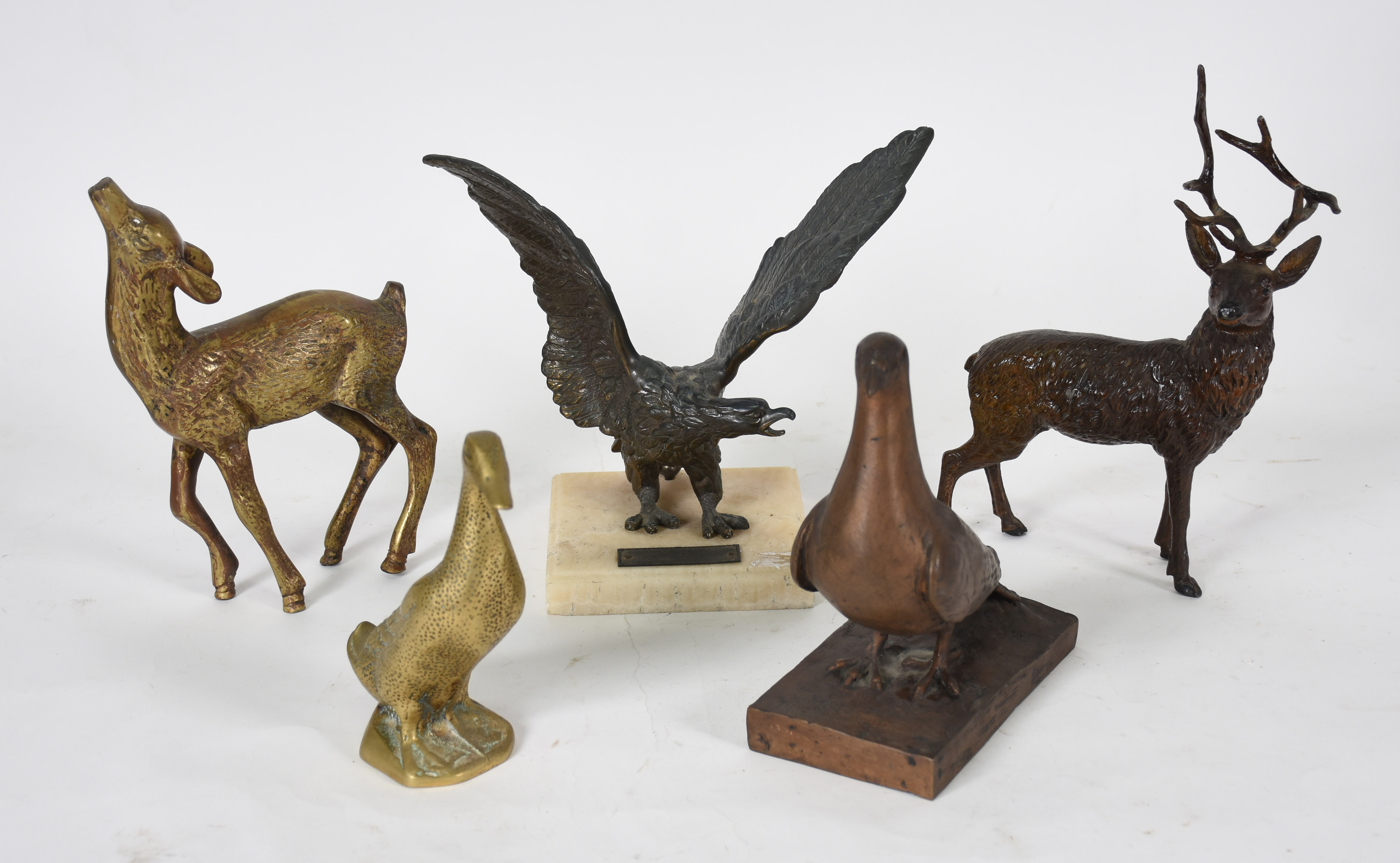 Seis estatuetas de metal representando bichos (cavalo com pequeno... - foto 2 de 5