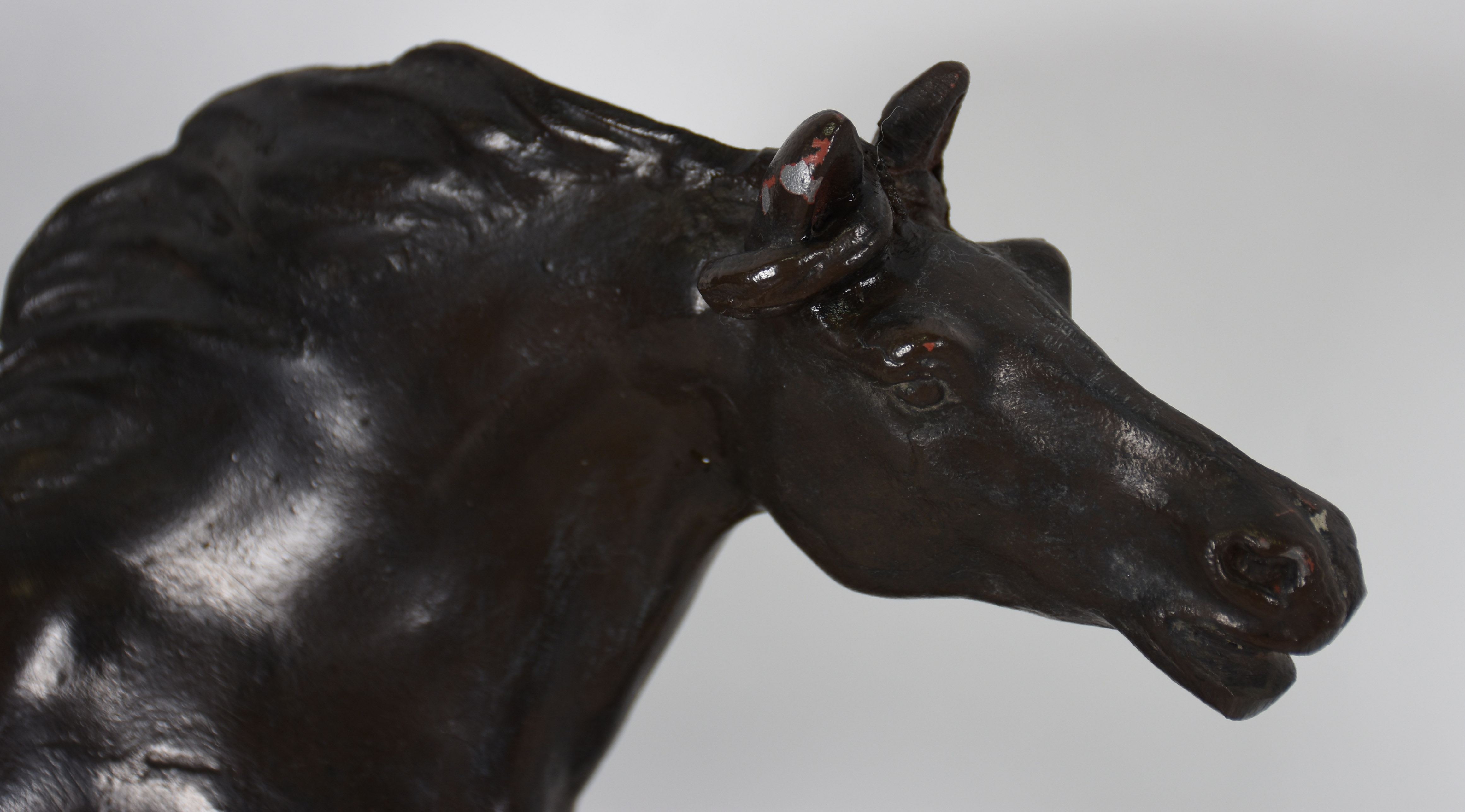 Seis estatuetas de metal representando bichos (cavalo com pequeno... - foto 4 de 5