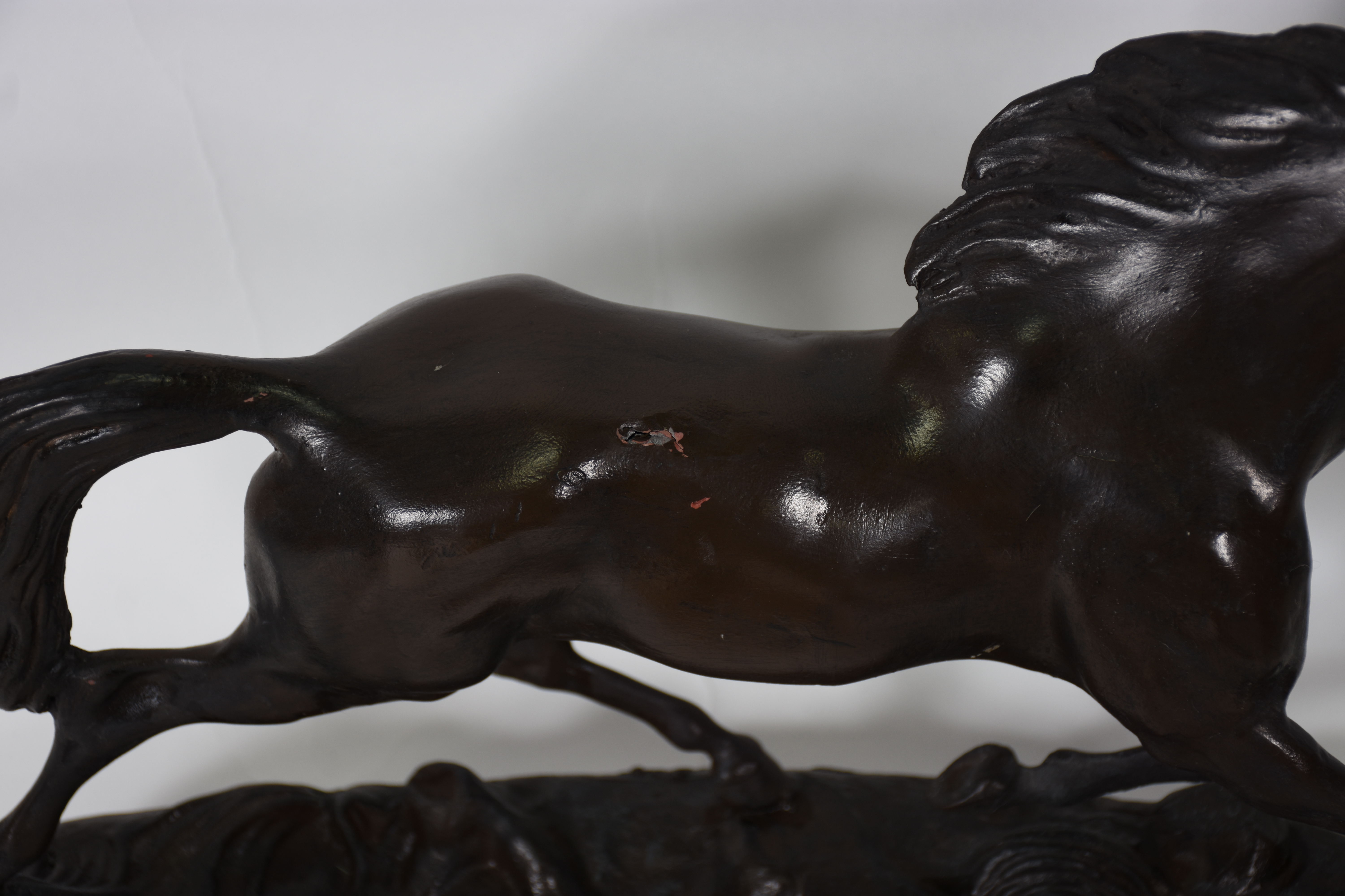 Seis estatuetas de metal representando bichos (cavalo com pequeno... - foto 5 de 5