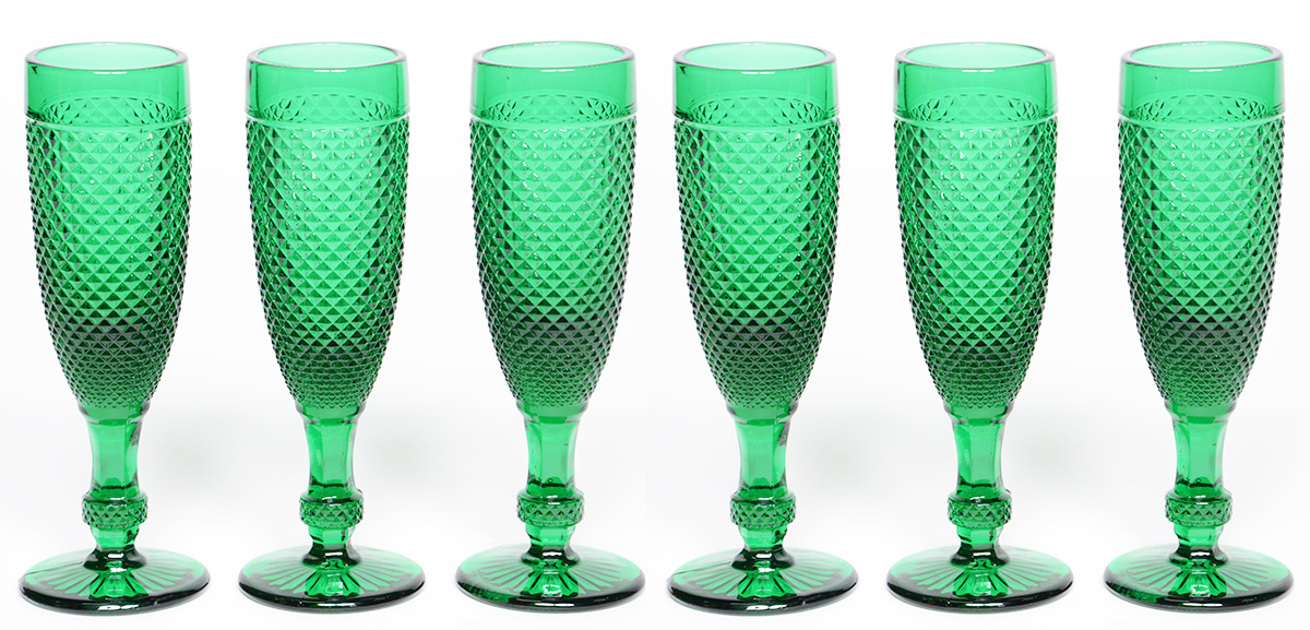 Seis flutes de vidro lapidação bico de jaca na cor verde. Altura 20...