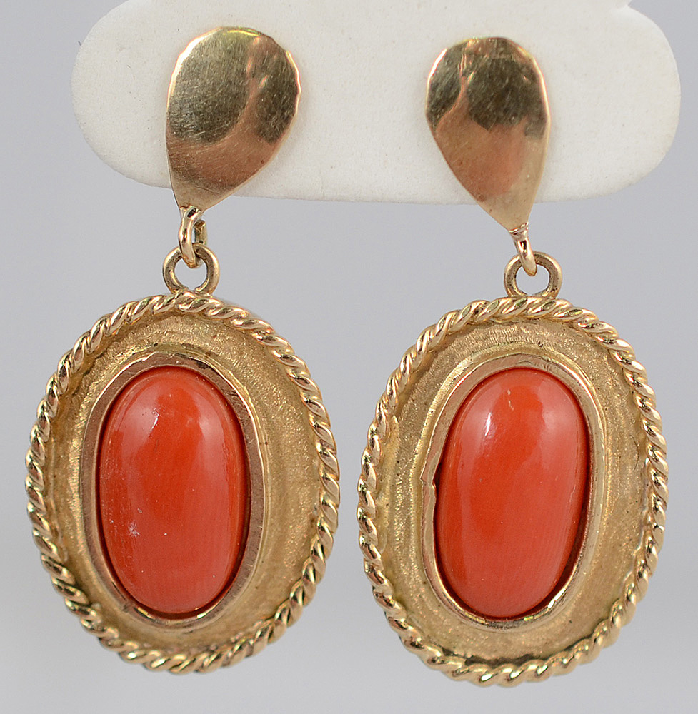 Par de brincos em ouro 18 k e cabochons de coral. Peso total 7,4 g...