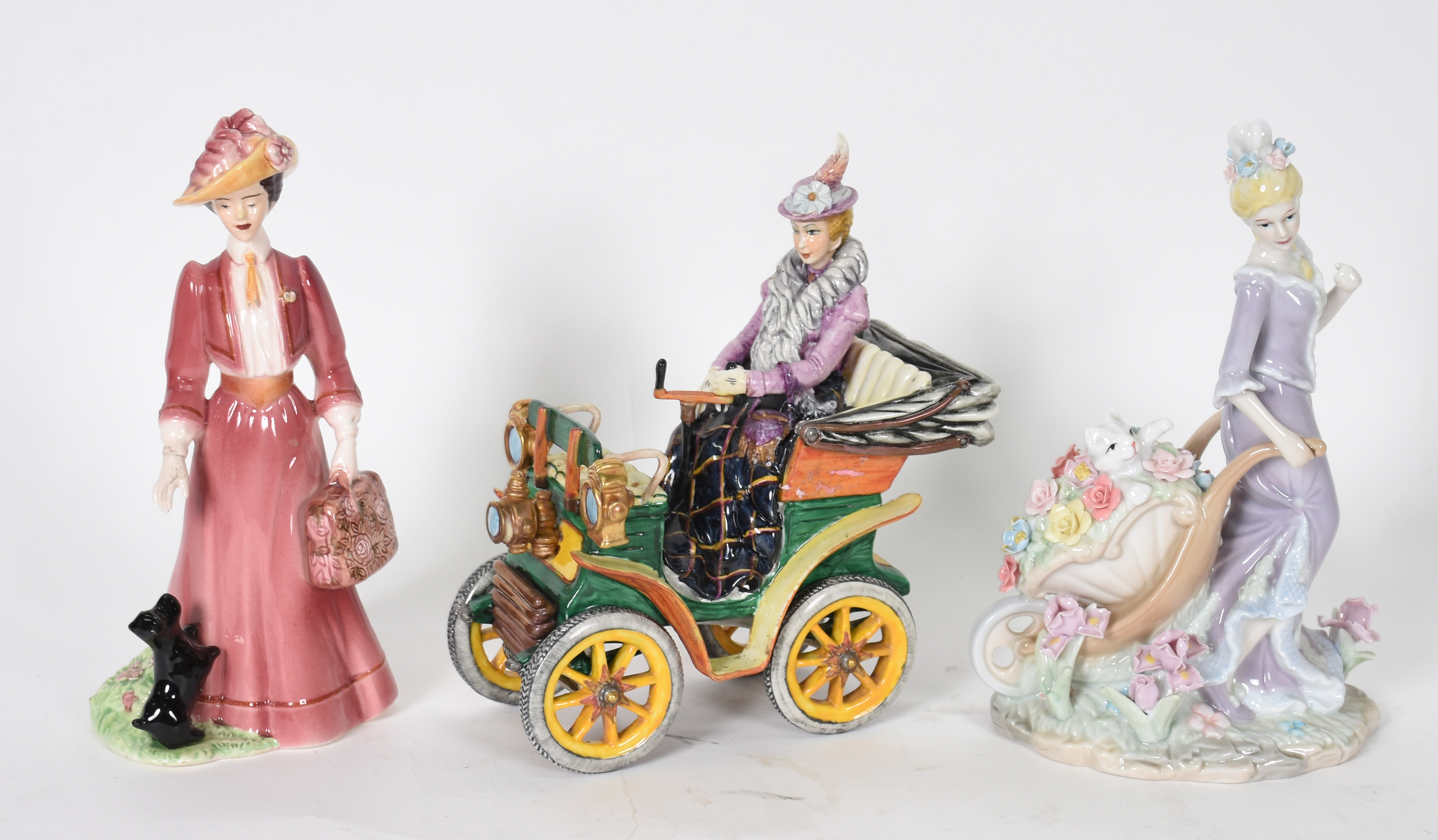 Três peças diversas de porcelana policromada representando figuras... - foto 1 de 5