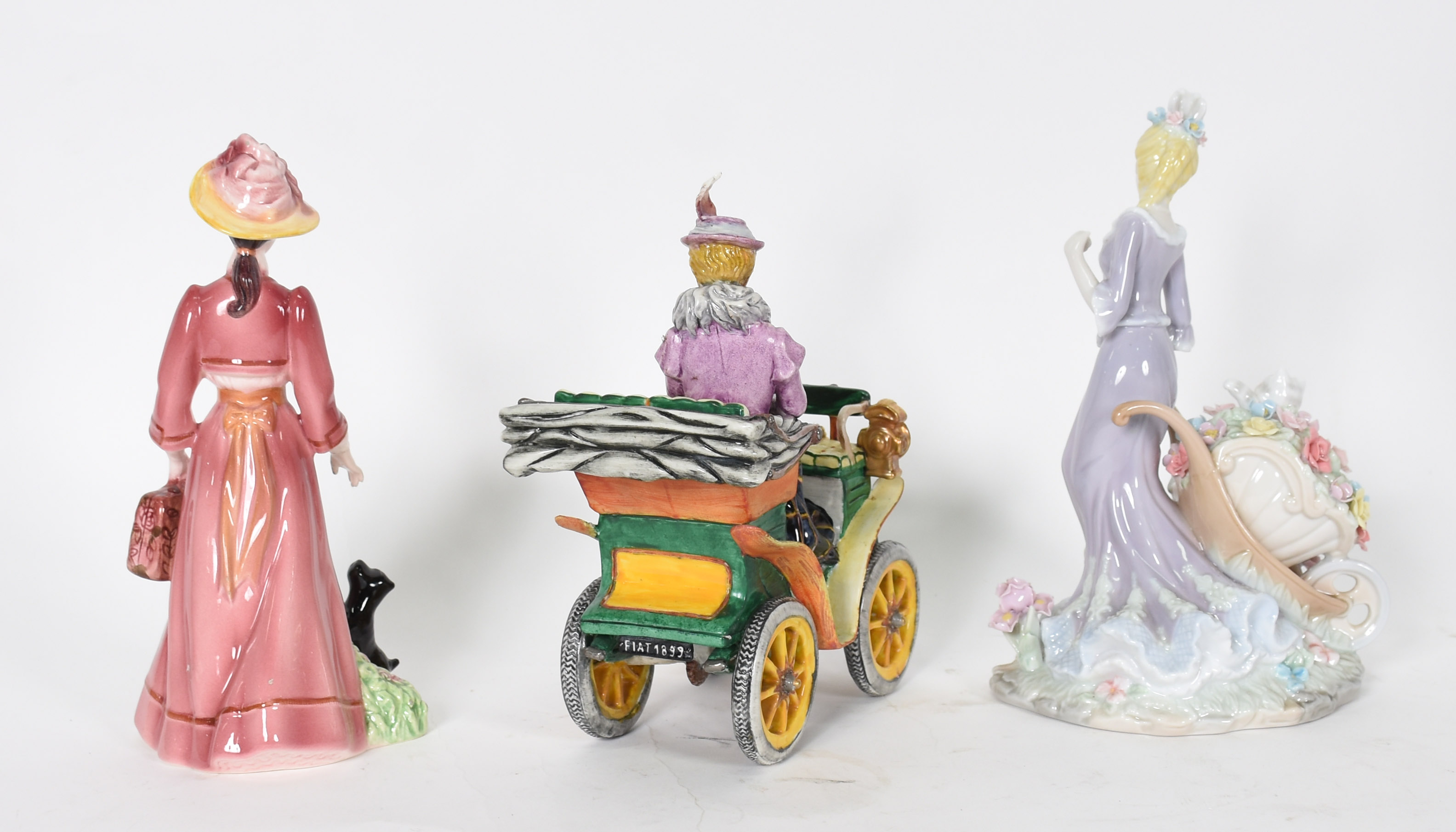 Três peças diversas de porcelana policromada representando figuras... - foto 2 de 5