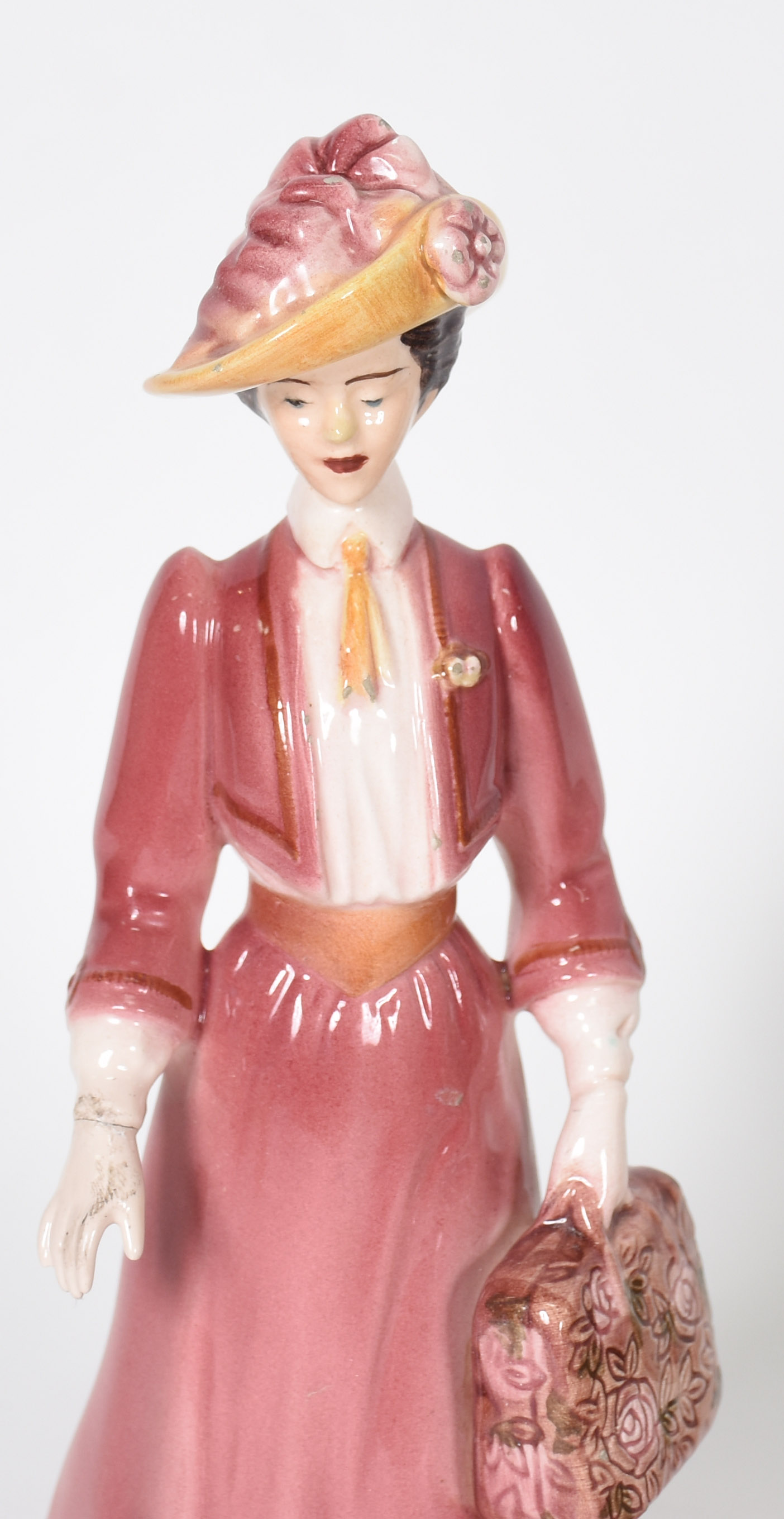 Três peças diversas de porcelana policromada representando figuras... - foto 4 de 5