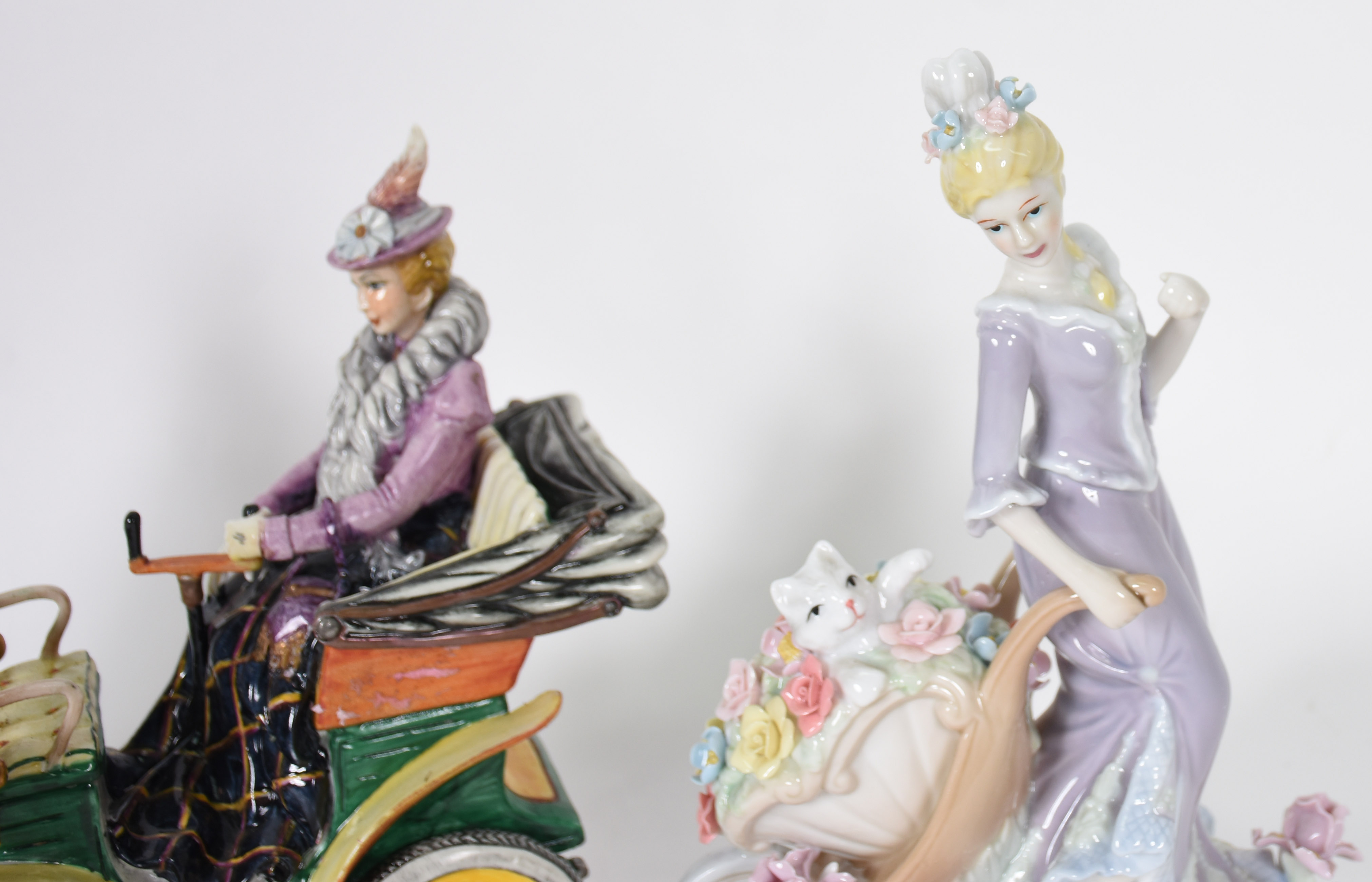 Três peças diversas de porcelana policromada representando figuras... - foto 5 de 5