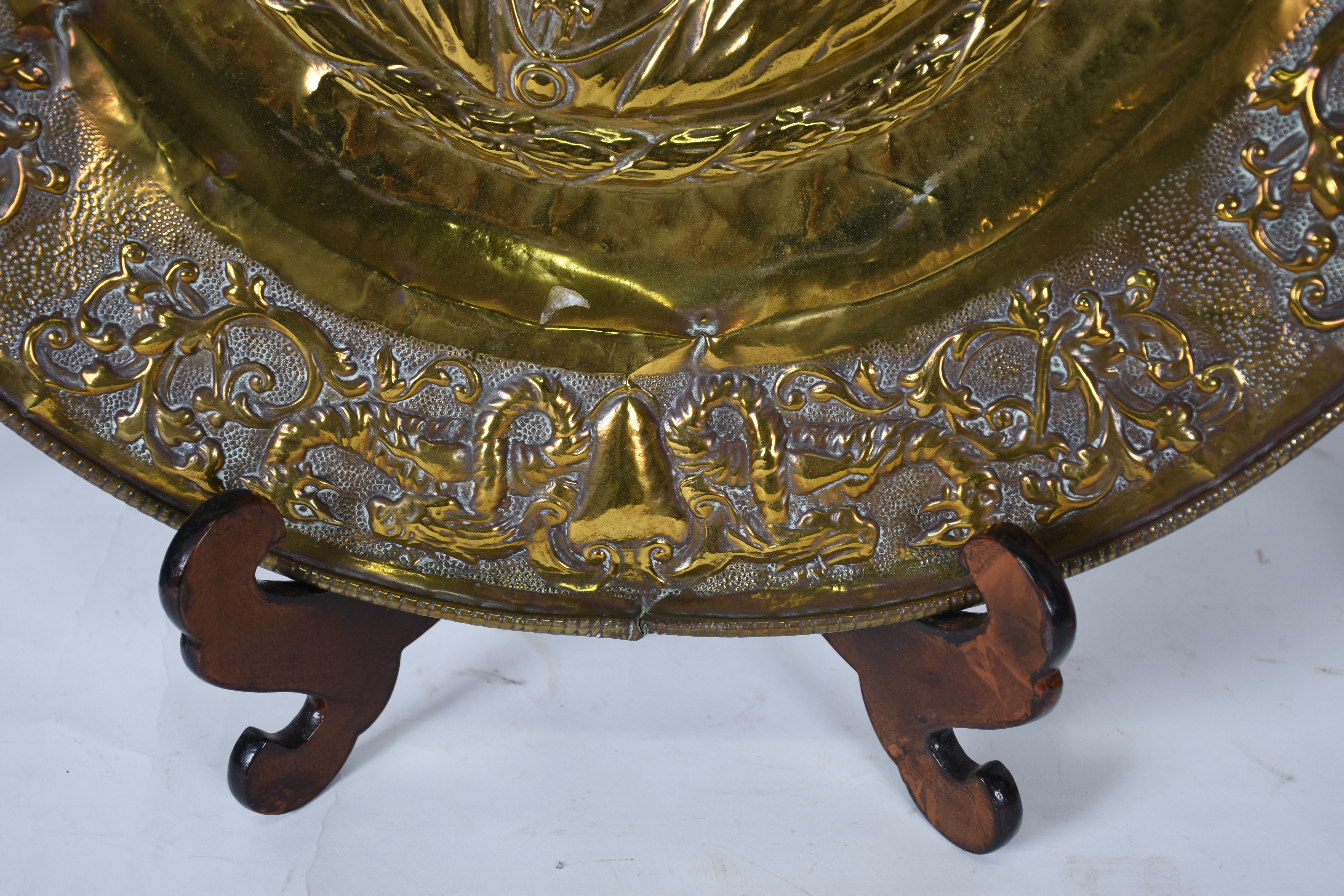 Tres peças diversas de metal dourado, sendo: Par de bases de... - foto 2 de 3