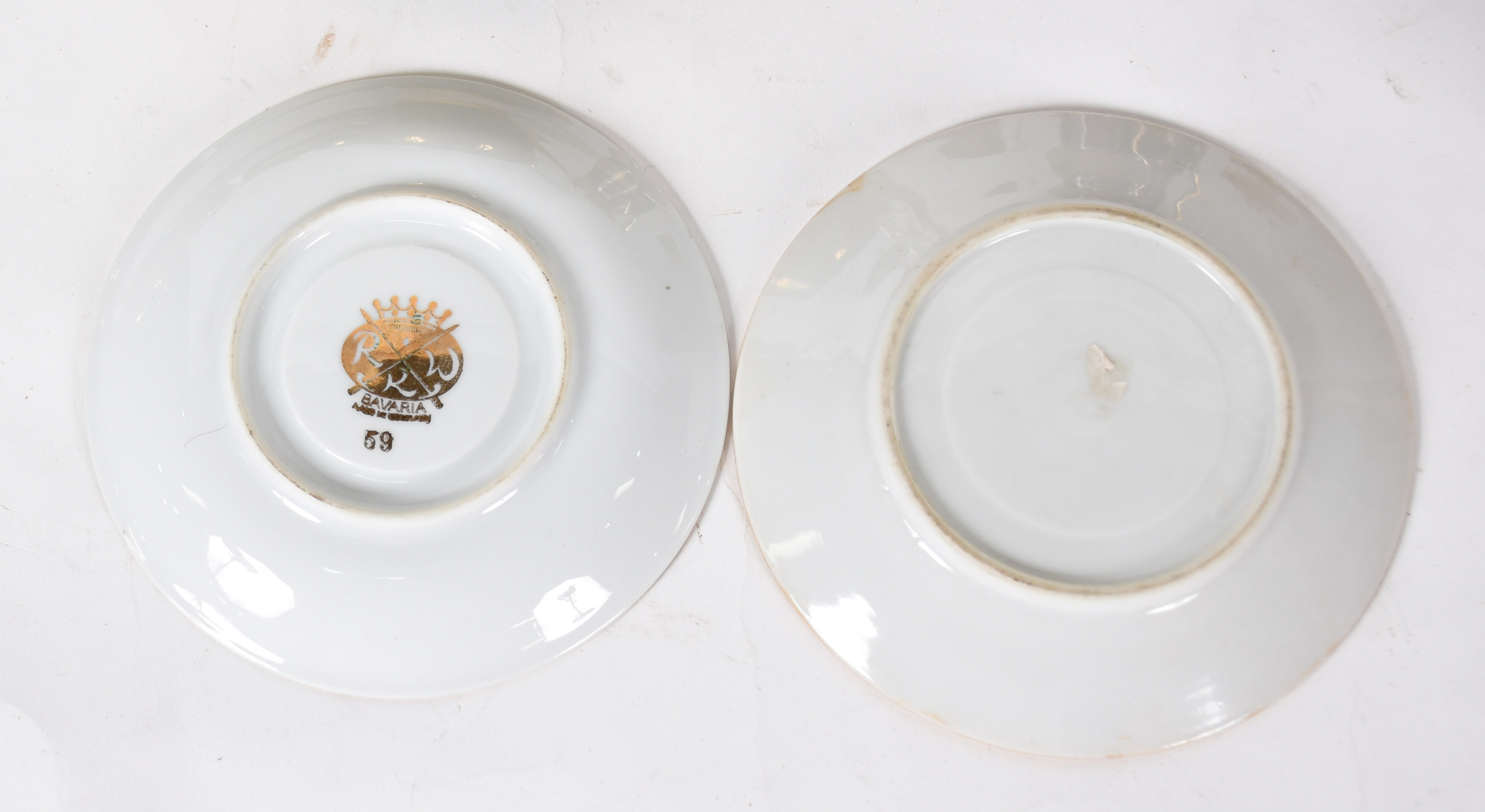 Dois conjuntos de porcelana, sendo: Um para chá da Bavária composto... - foto 3 de 3
