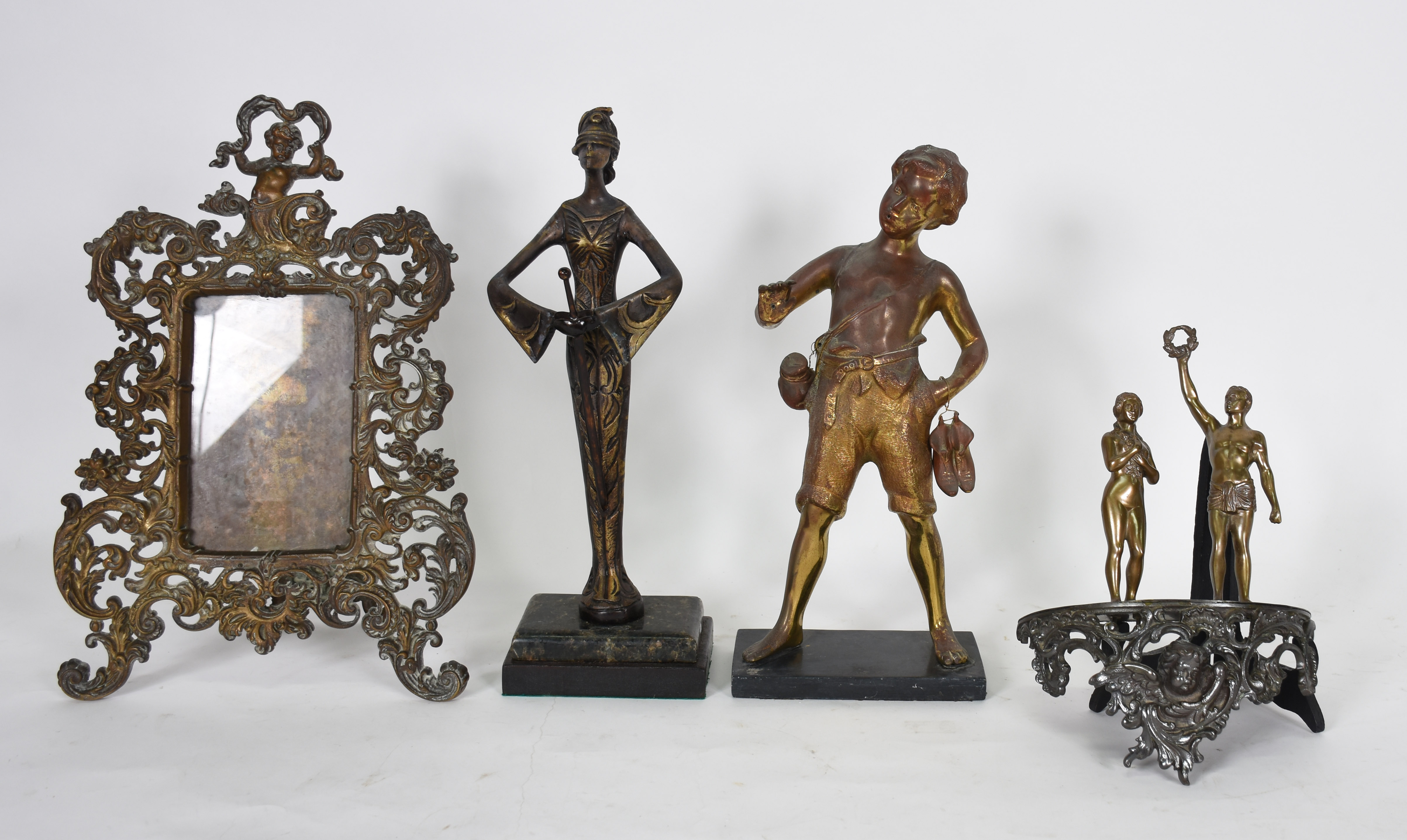 Quatro peças diversas de metal dourado , 3 estatuetas e porta retrato