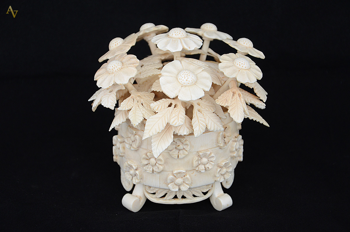 Escultura de marfim em forma de vaso com flores, séc. XIX. Altura...