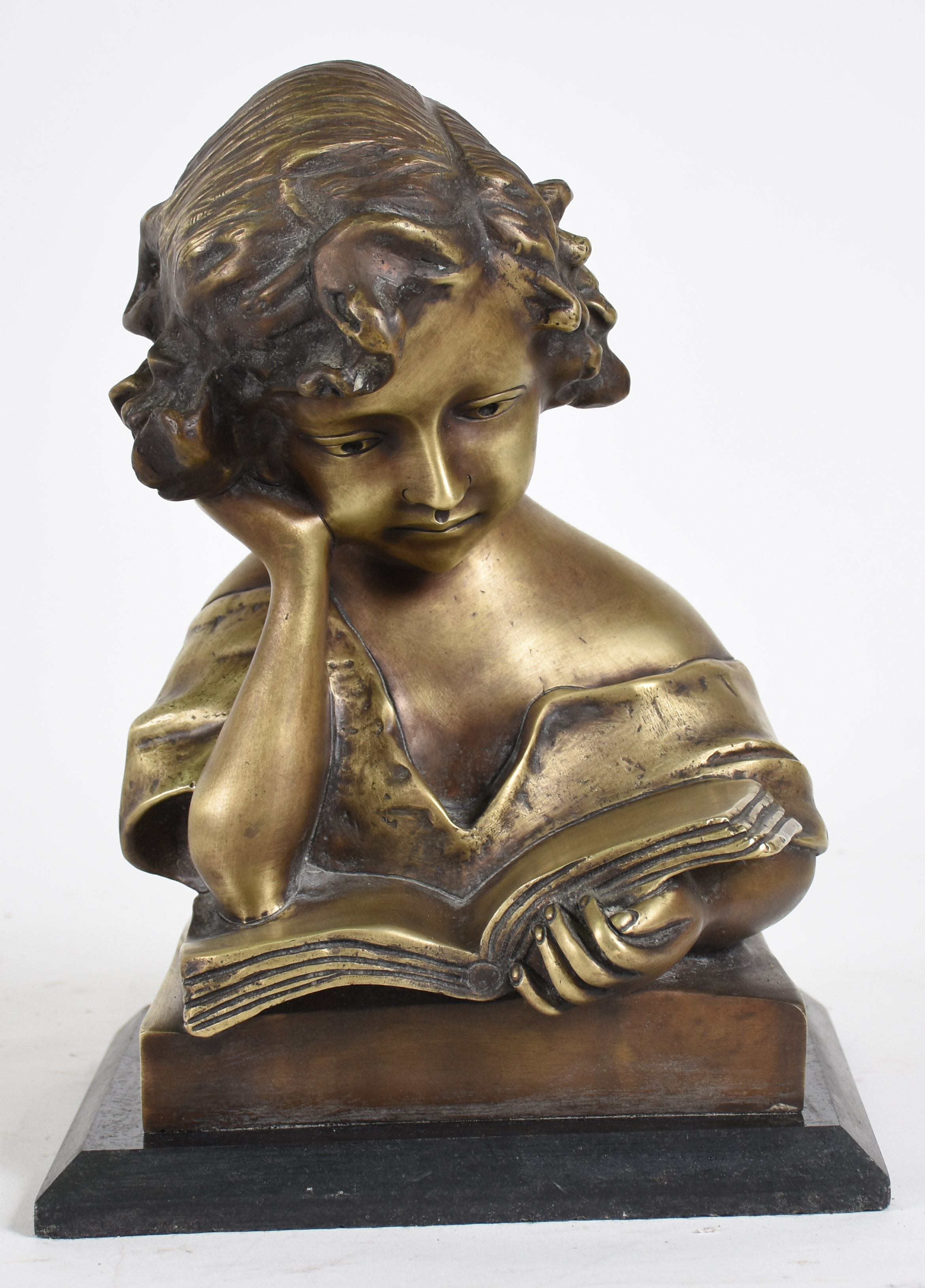 Estatueta de bronze representando menina com livro - foto 1 de 3