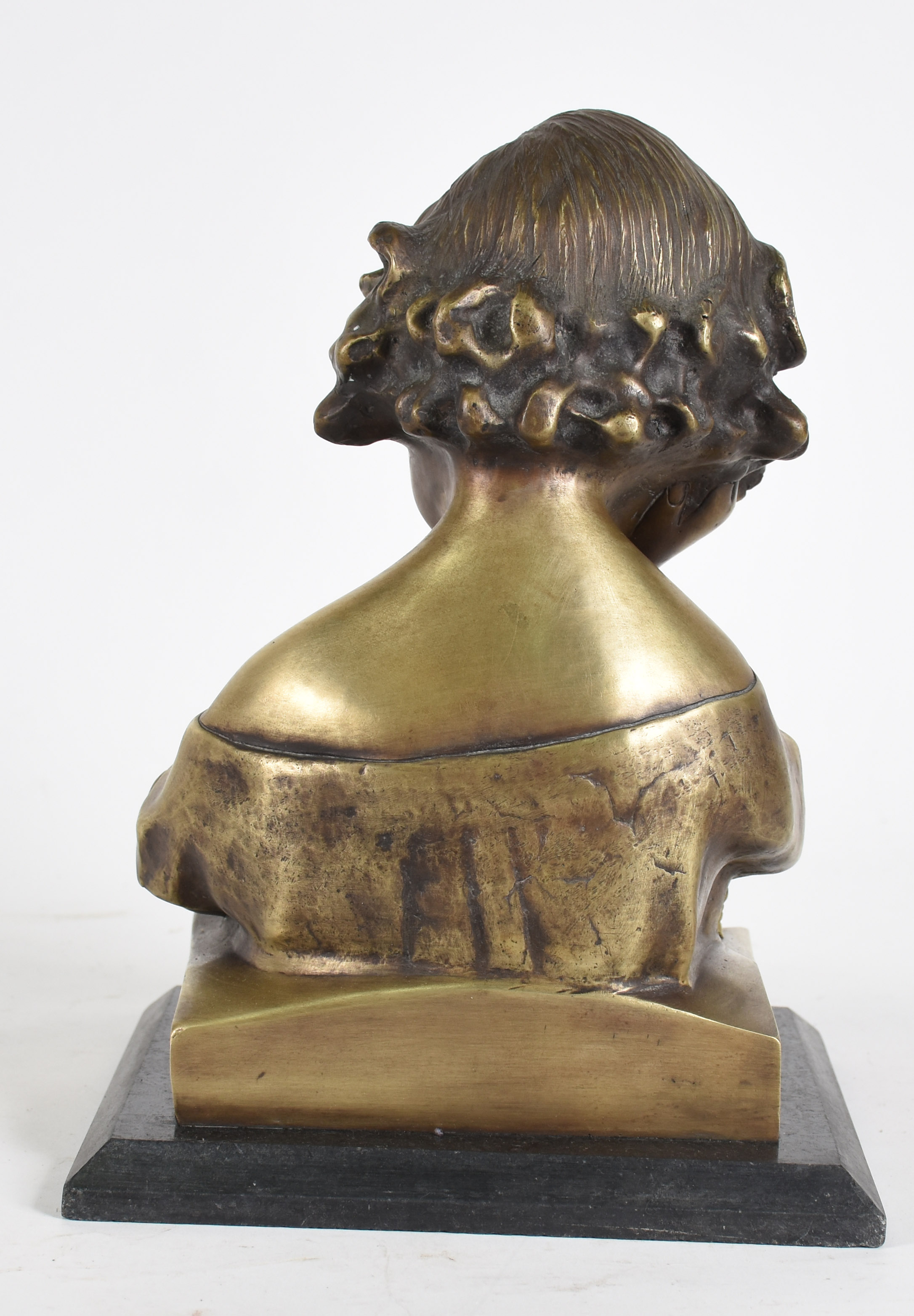 Estatueta de bronze representando menina com livro - foto 2 de 3