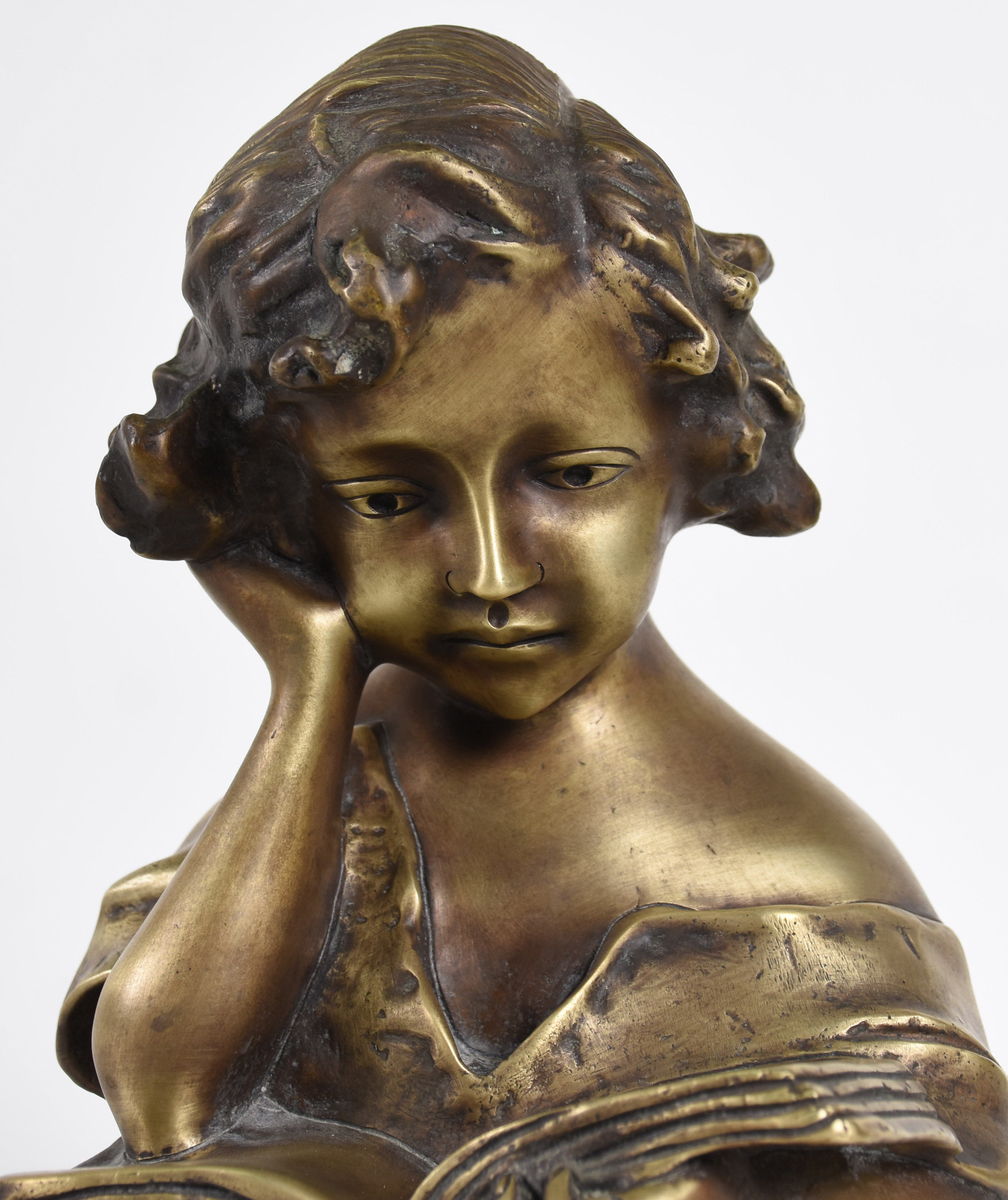 Estatueta de bronze representando menina com livro - foto 3 de 3