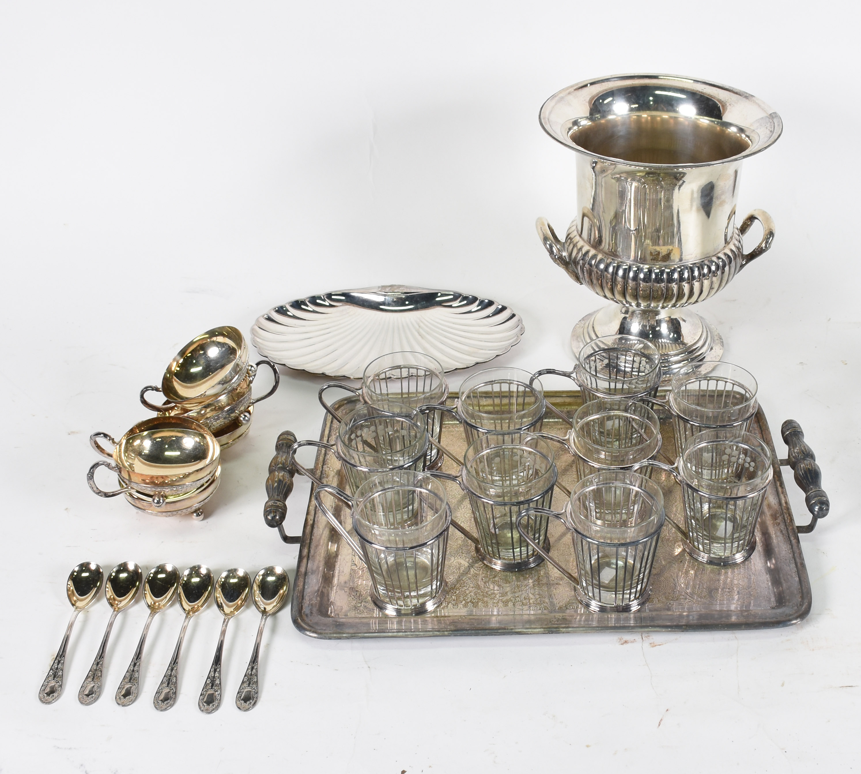 Diversas peças, 10 copos com com suporte de metal prateado, 6 taças... - foto 1 de 2