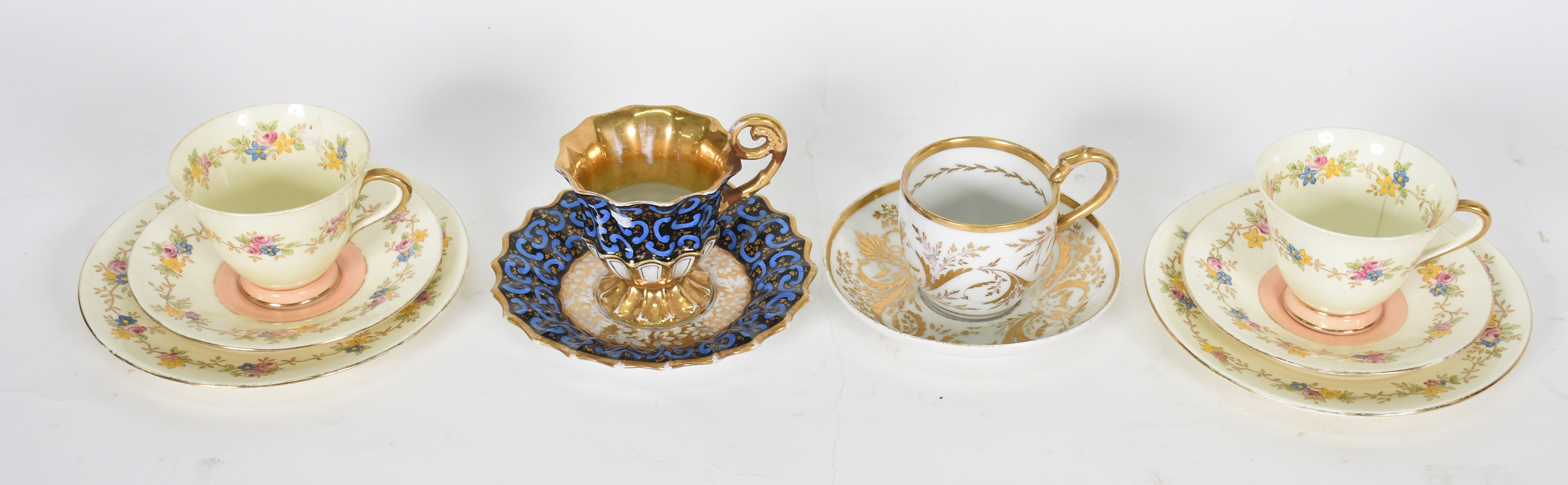 Quatro xícaras com pires , porcelana de diversas procedências.