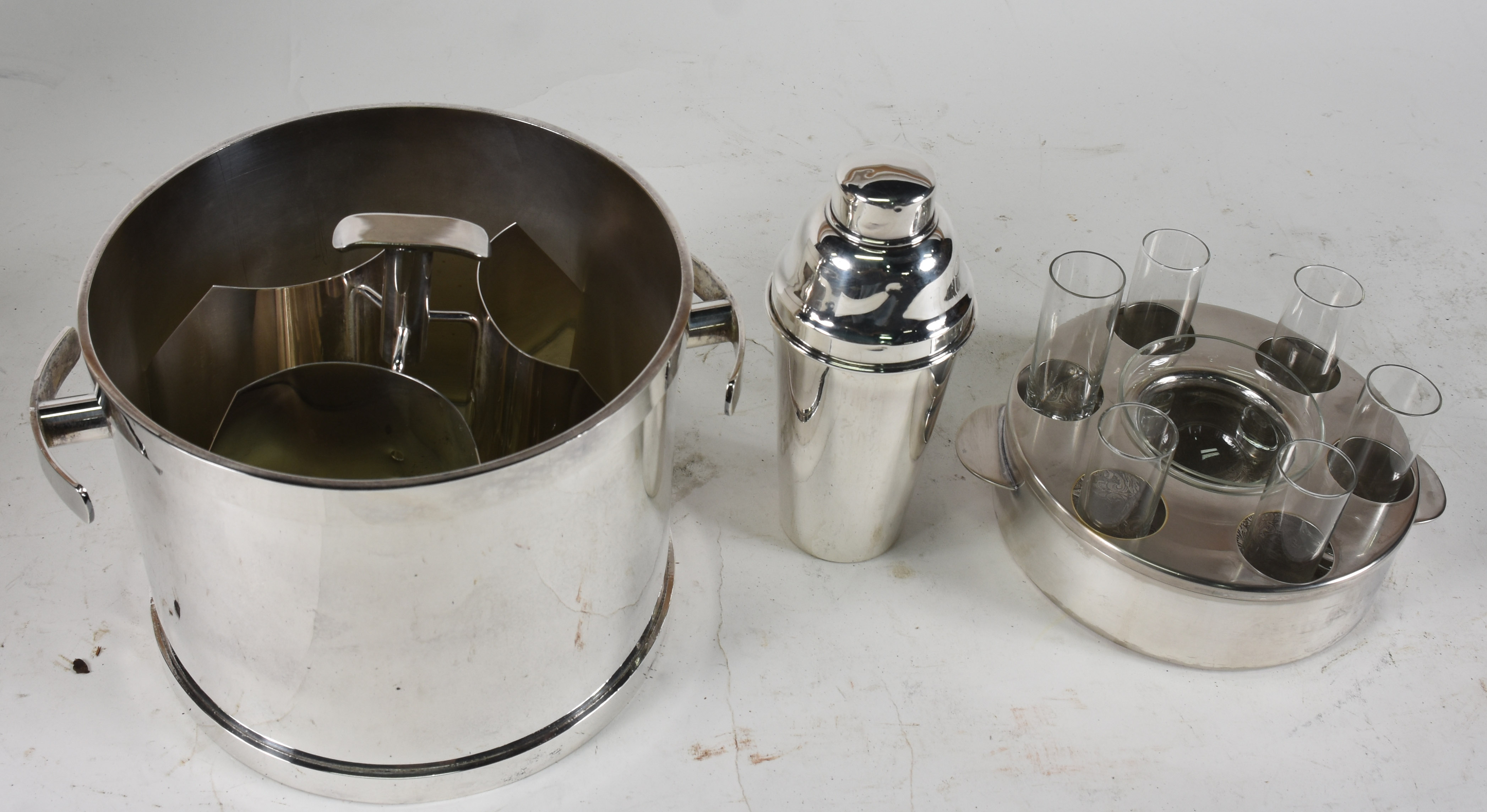 Três peças de metal prateado, sendo: wine cooler para 3 garrafas... - foto 2 de 2