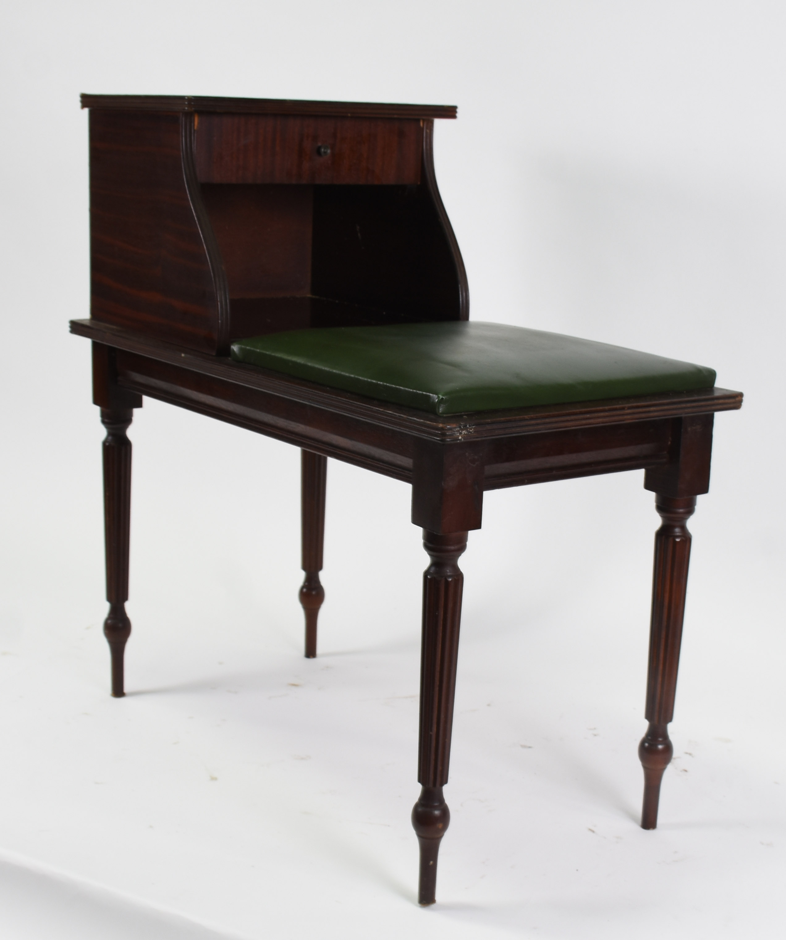 Mesa telefone com gaveta e banqueta acoplada. ( madeira já foi... - foto 1 de 3