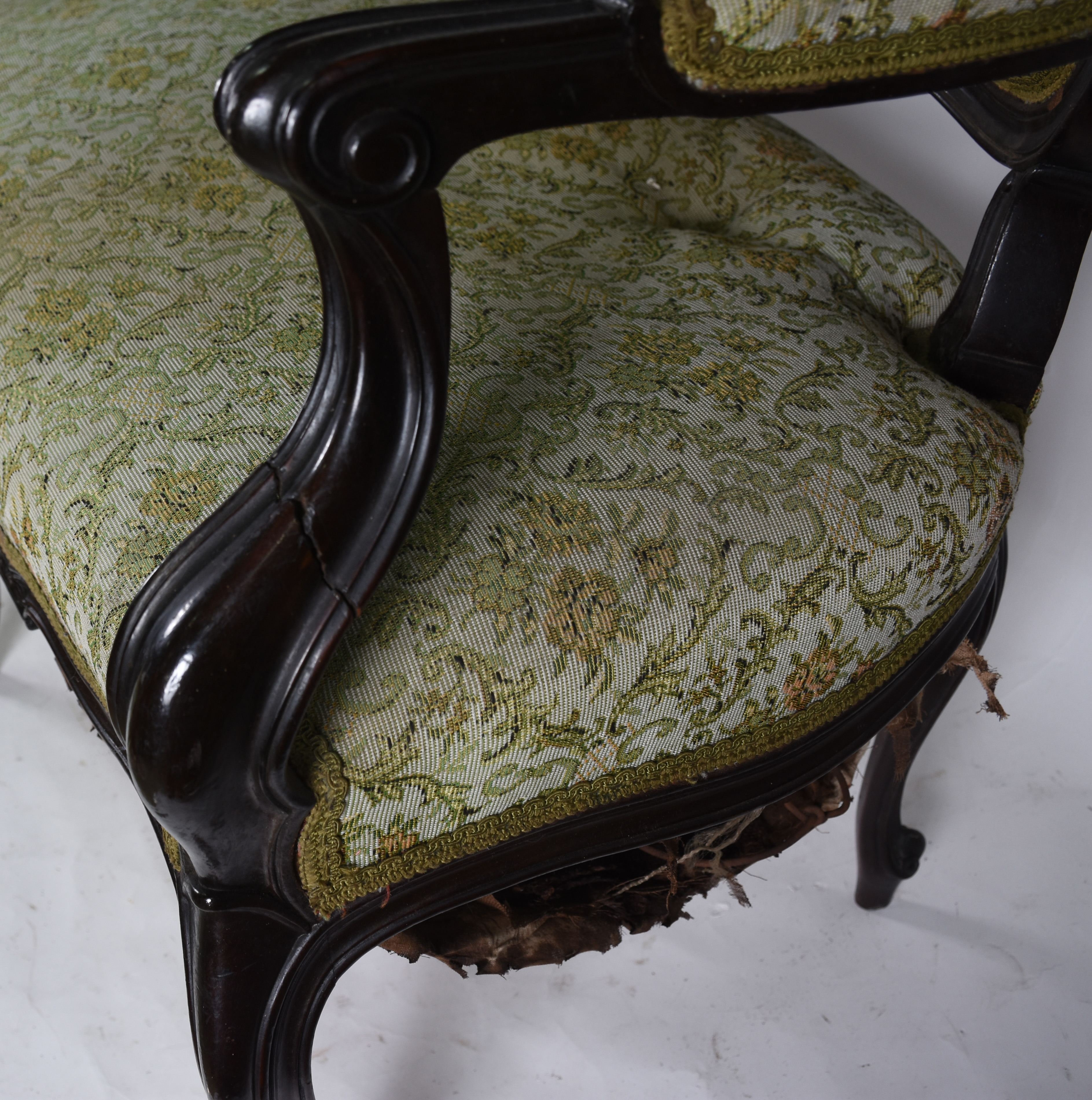 Sofá estilo Luís XV para 4 lugares e par de poltronas , estofado em... - foto 4 de 7