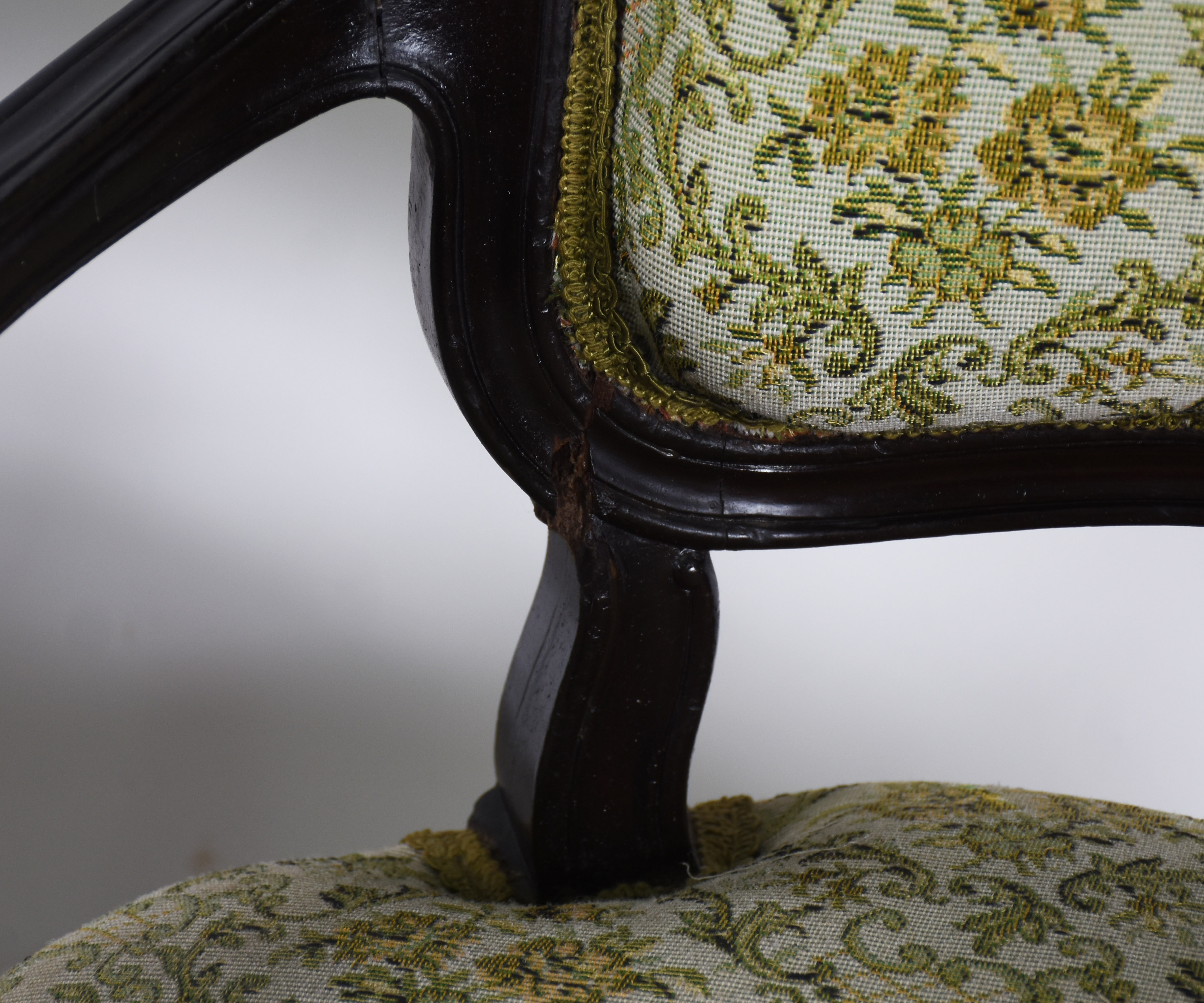 Sofá estilo Luís XV para 4 lugares e par de poltronas , estofado em... - foto 5 de 7