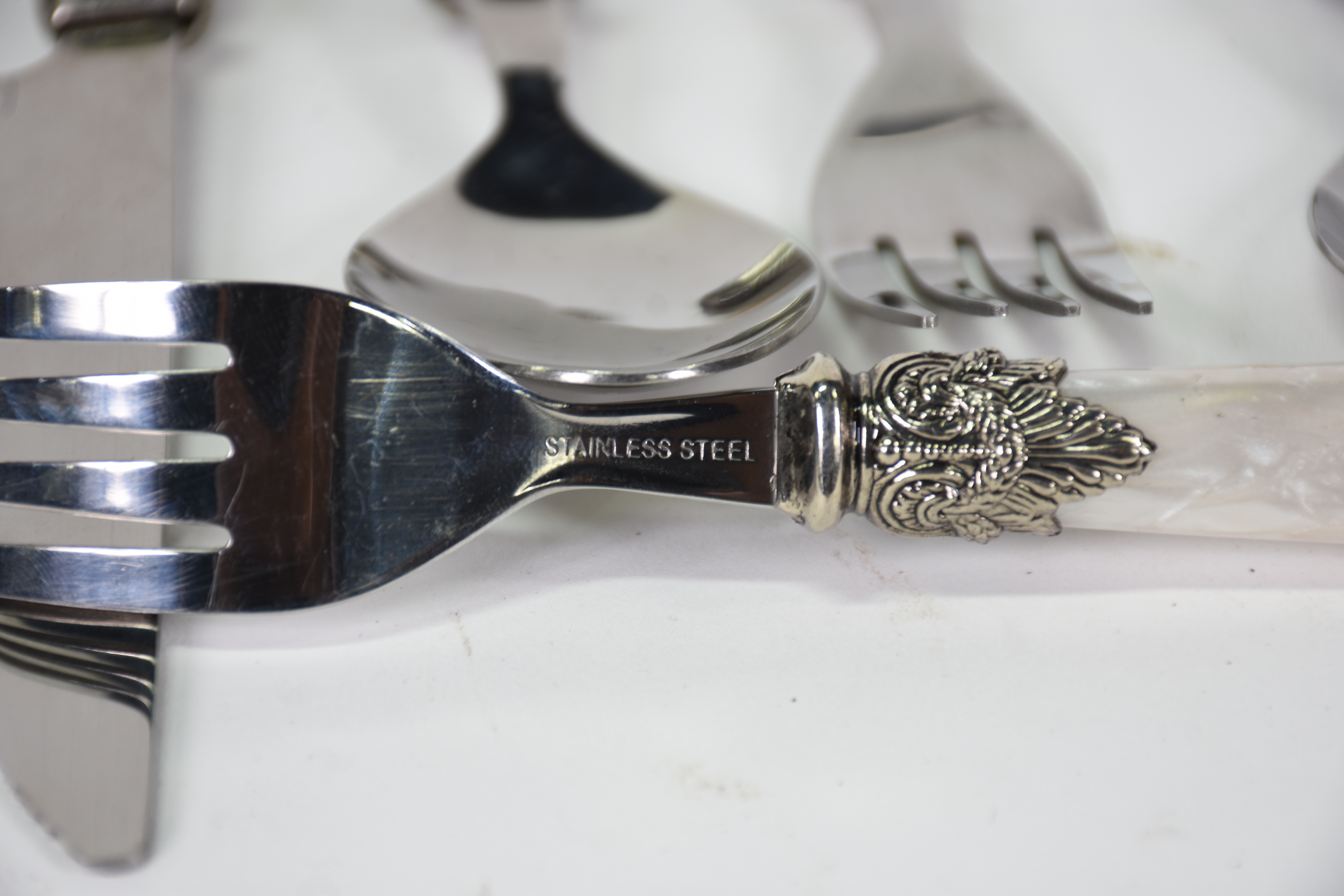 Conjunto de talheres de aço inox com cabos de madrepérola , sendo 6... - foto 2 de 3