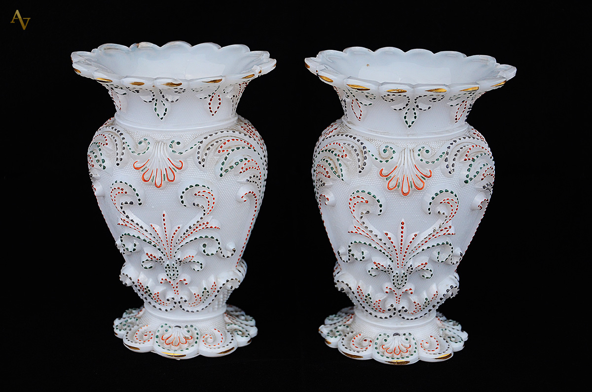 Par de vasos de opalina baccarat. Altura 16 cm cada (um deles com... - foto 1 de 2